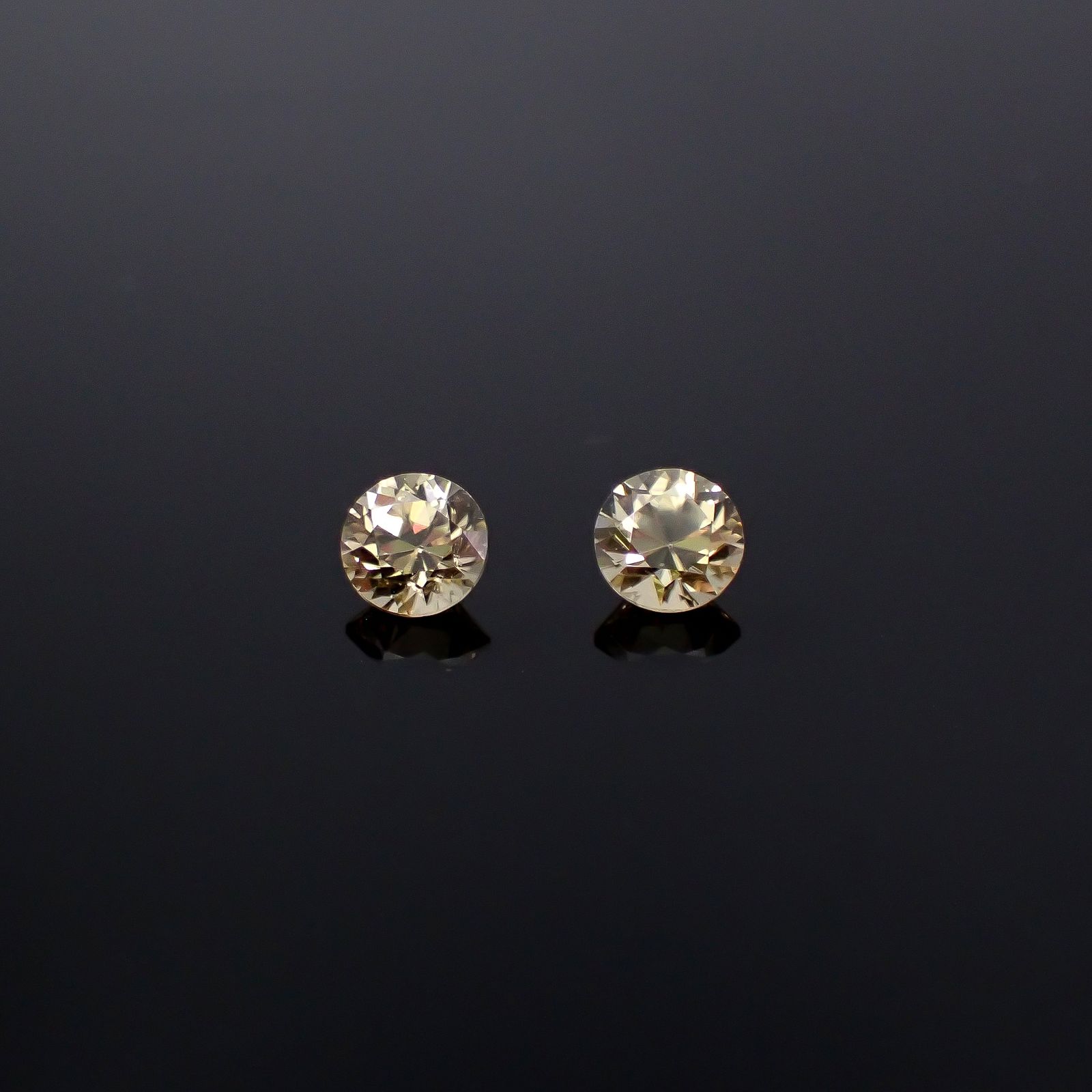 ◇ペアセット◇イエロージルコン(宝石名ジルコン)スリランカ/カンボジア産 識別済 1.16ct(2pcs合計) / 4.4x4.4mm前後 [251231486]