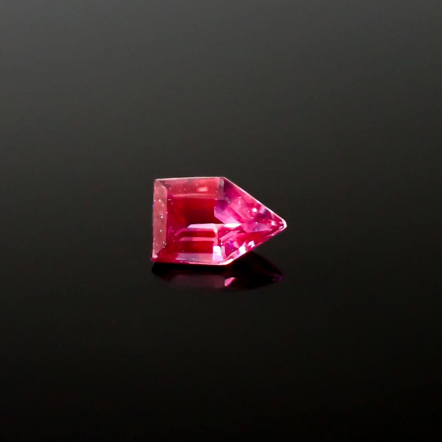 ◇カスタムカット◇ウィンザーサファイア タンザニア・ウィンザー産 0.18ct / 4.3x2.9mm前後 [260532144]