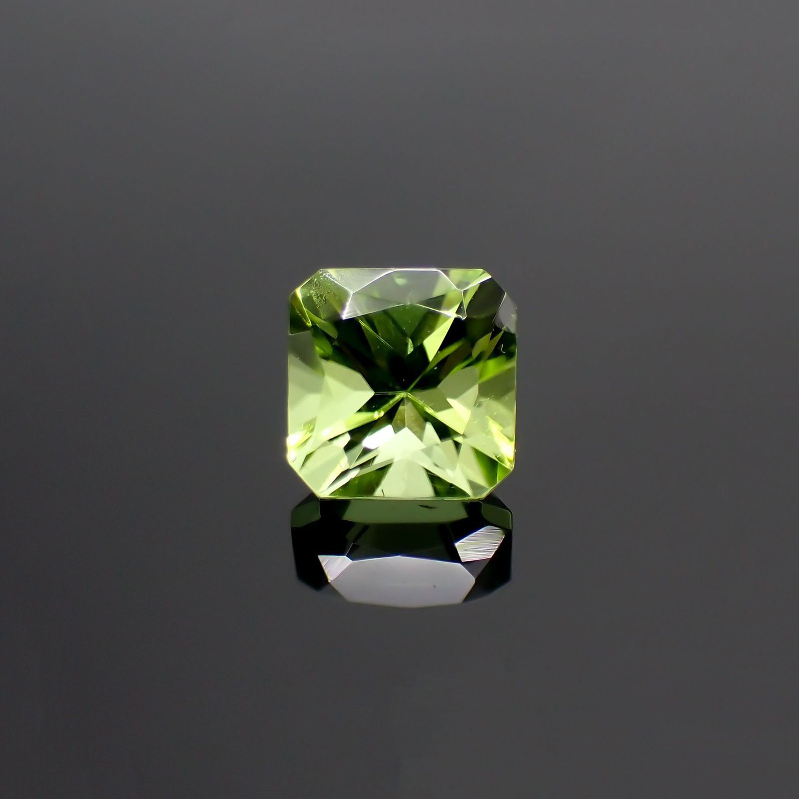 ◇アッシャーカット◇ペリドット(宝石名ペリドット) パキスタン産 1.36ct 識別済[210913482]6.1×6.1mm前後