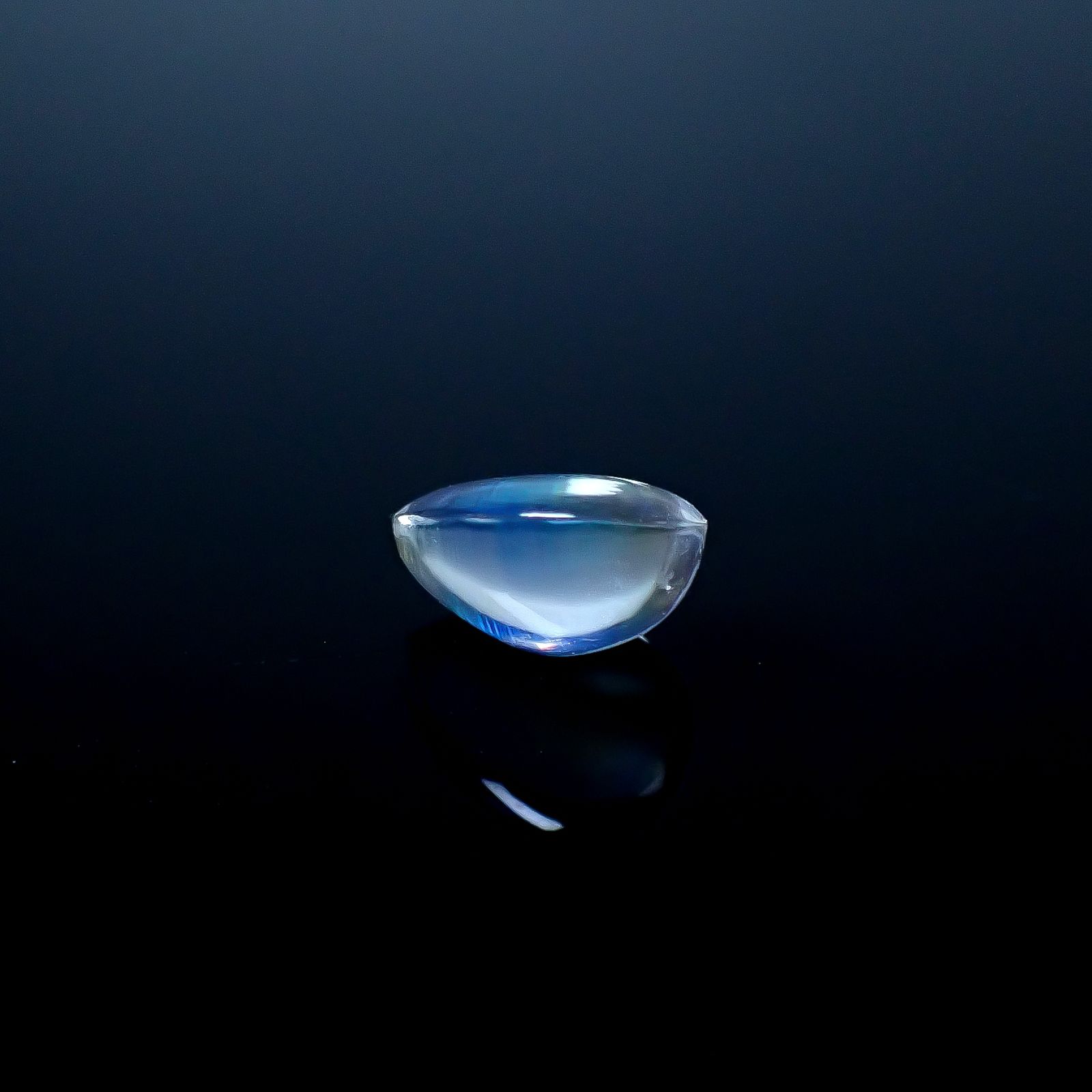 ◇バフトップカット◇レインボームーンストーン(宝石名ラブラドライト)マダガスカル産 ソ付(彩珠) 2.204ct / 9.5x7mm前後 [250931035]