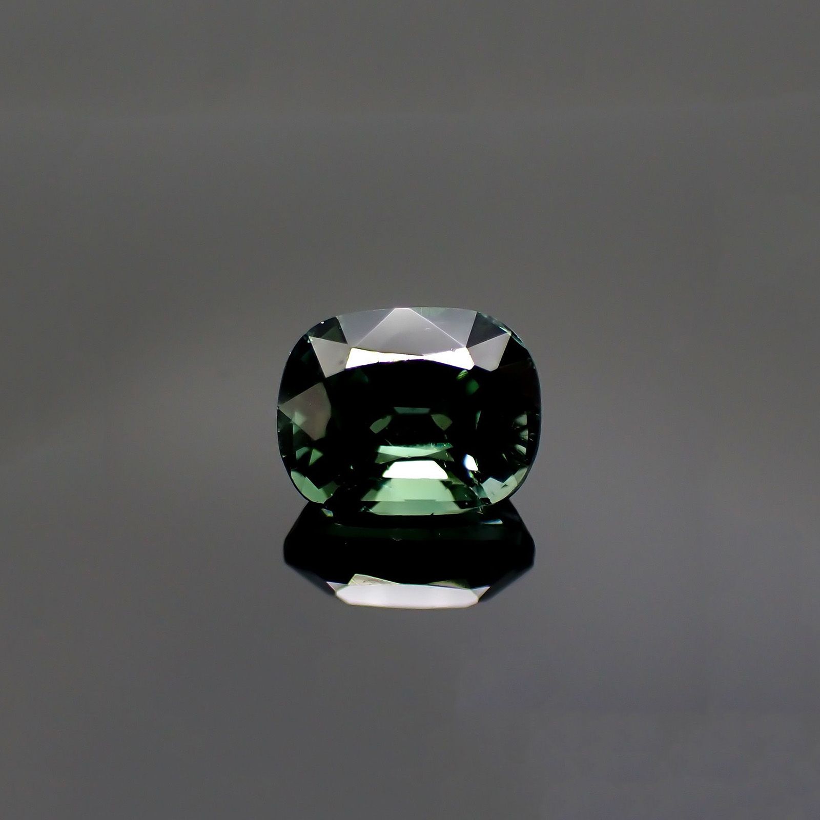 ブルーグリーントルマリン(宝石名グリーン・トルマリン) アフガニスタン産 ソ付(彩珠) 1.268ct / 7x5.6mm前後 [211013583]