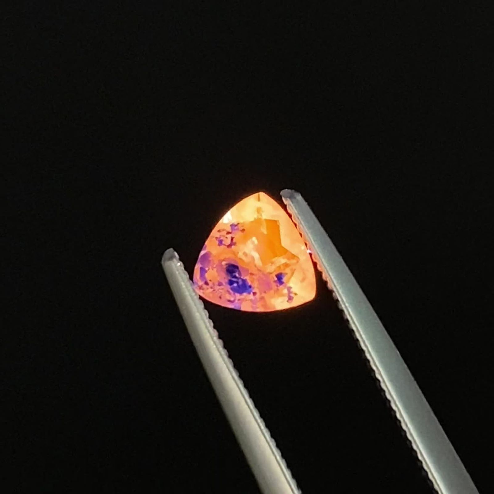 ラズライトインソーダライト フルオレッセンス(宝石名ラズライト イン