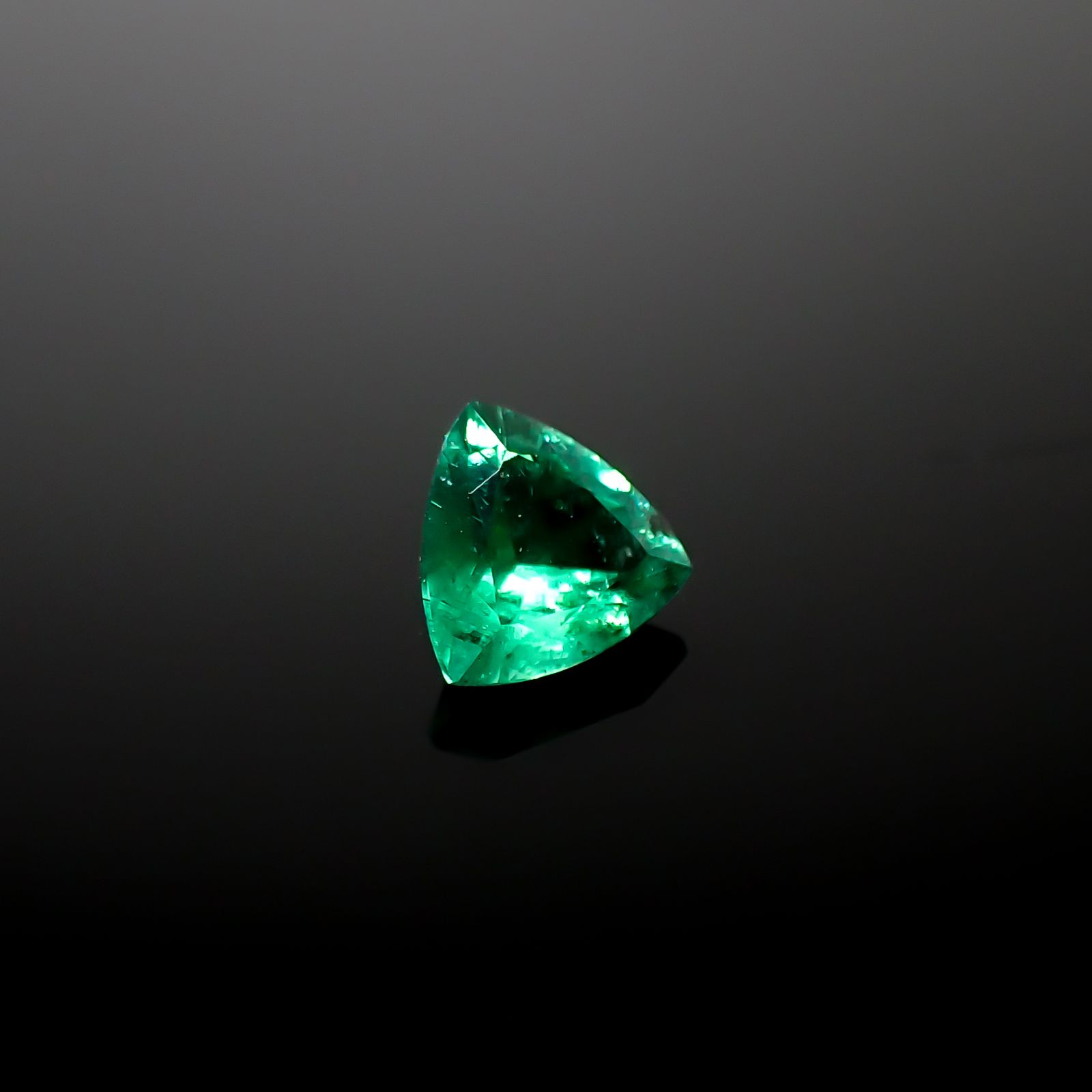 パライバトルマリン(宝石名トルマリン/別名パライバ・トルマリン)ブラジル・キントス鉱山産 0.503ct ソ付(宝貴協)[240928713]5.35x5.42mm前後