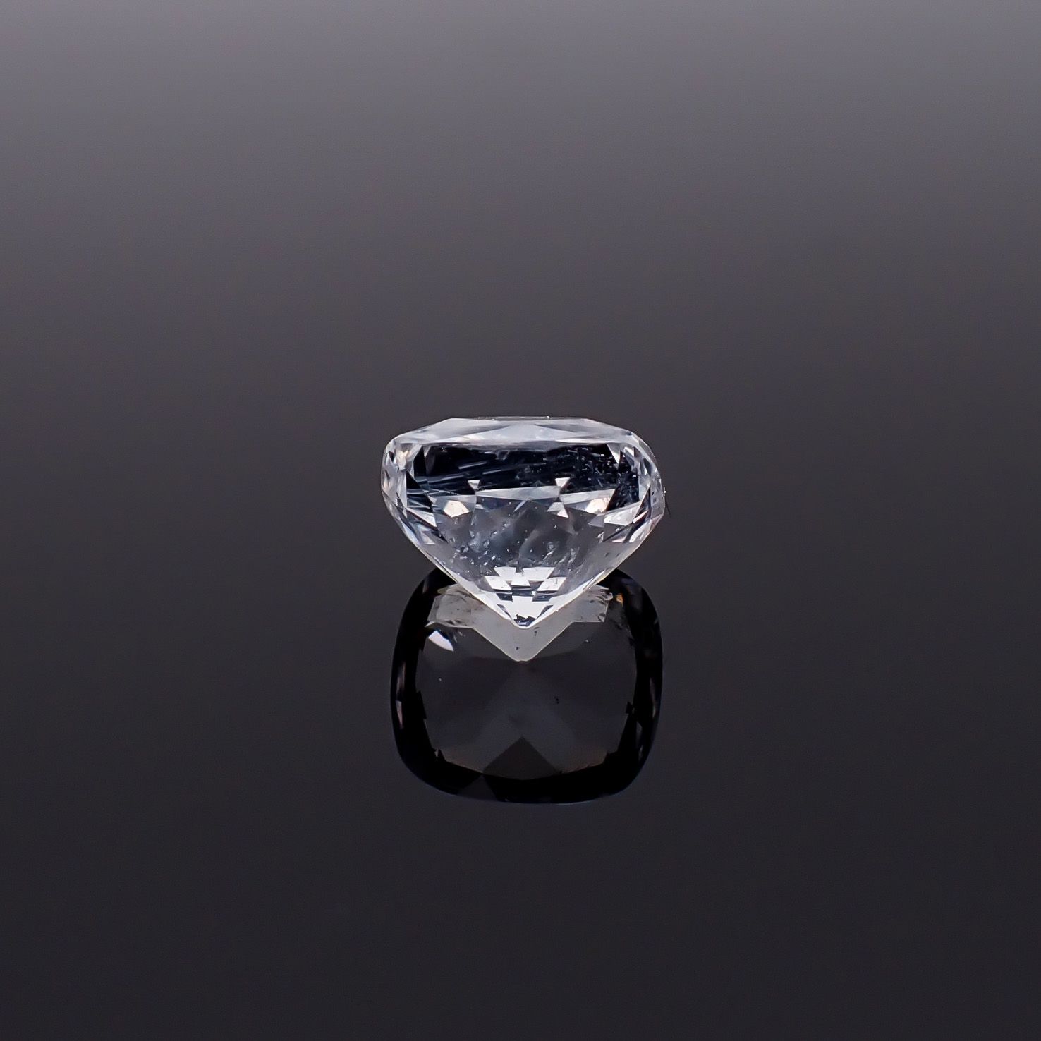 シルバーアパタイト フルオレッセンス アフリカ産 識別済 1.41ct / 6.8x6.4mm前後 [260632515]