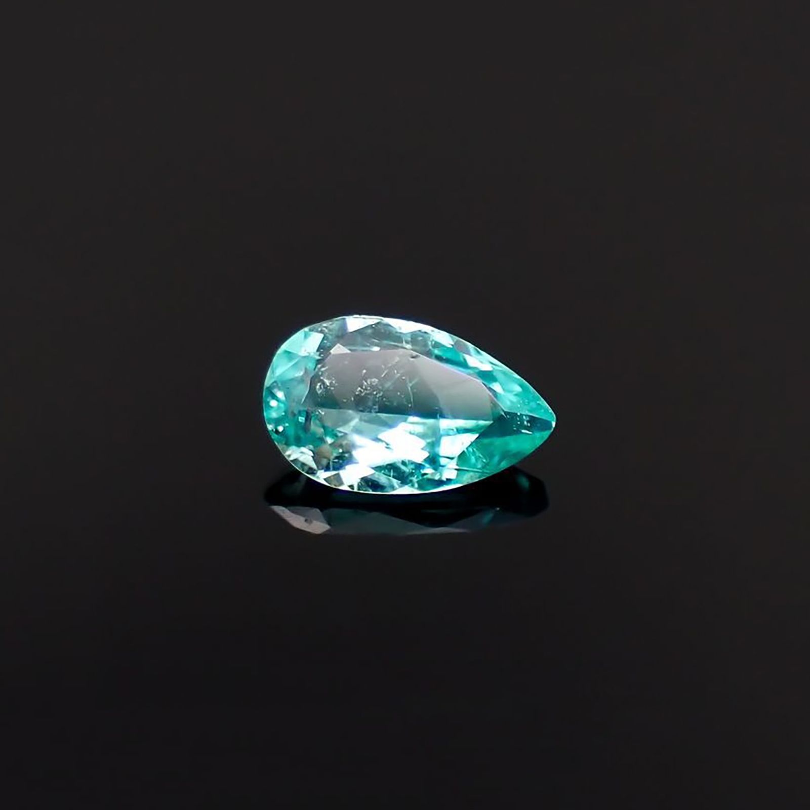 パライバトルマリン(宝石名トルマリン/別名パライバ・トルマリン)ブラジル産 ソ付(宝貴協) 0.150ct / 4.7x2.9mm前後 [260318782]