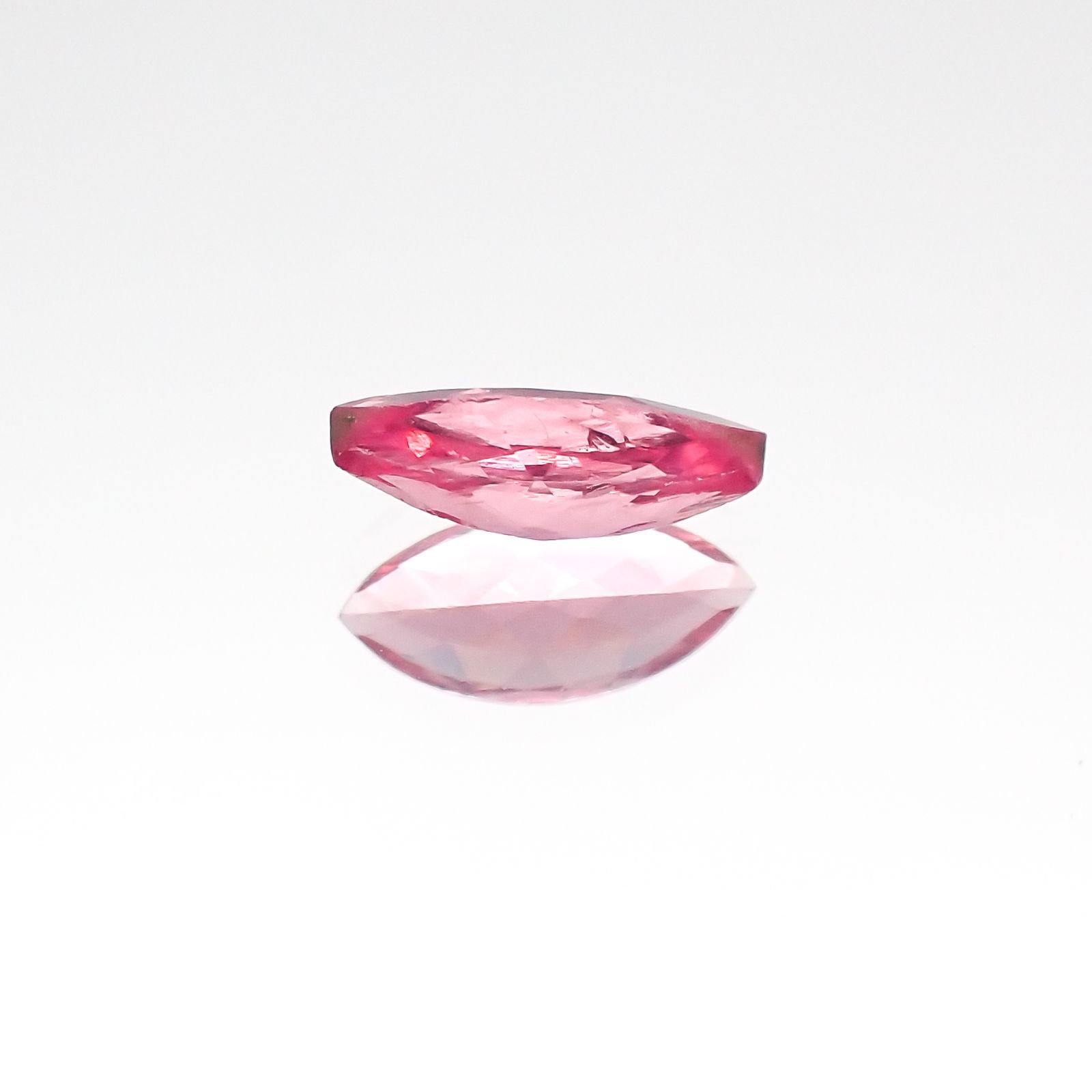 ホットピンクスピネル(宝石名ピンク・スピネル)タンザニア産 0.38ct 識別済[231124096]7.2x3.3mm前後