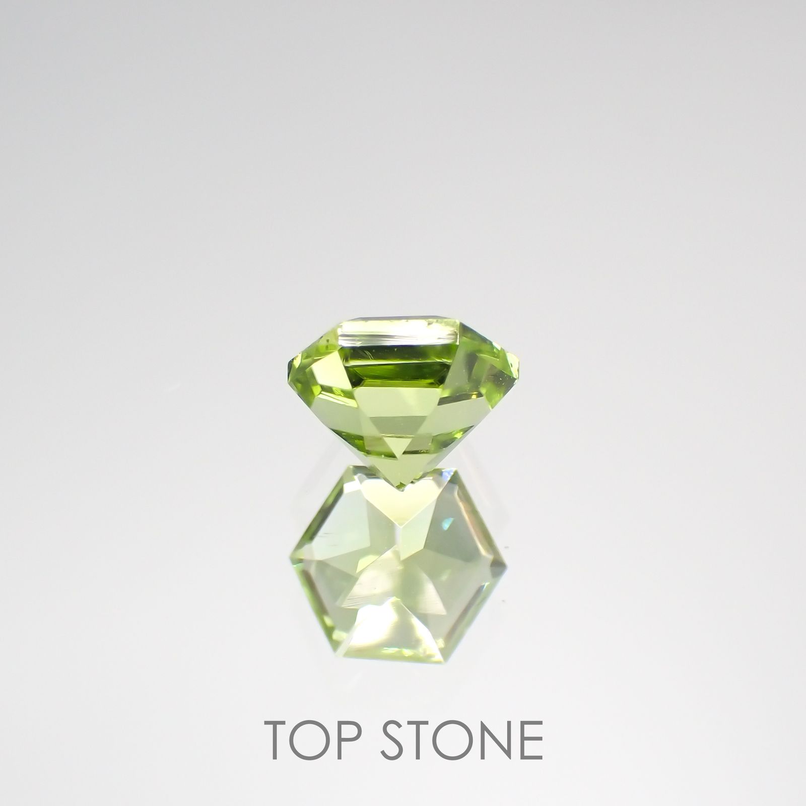 ◇ヘキサゴンカット◇ペリドット(宝石名ペリドット) パキスタン産 0.69ct 識別済[210813098]4.9×4.8mm前後