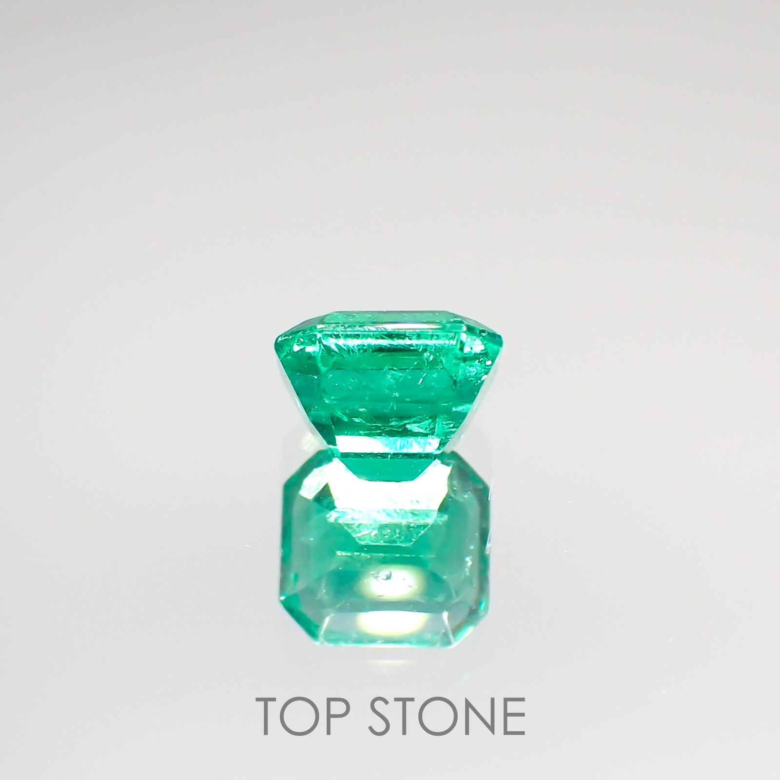 エメラルド(宝石名エメラルド) コロンビア産 0.932ct ソ付(彩珠)[210913159]5.9×5.4mm前後
