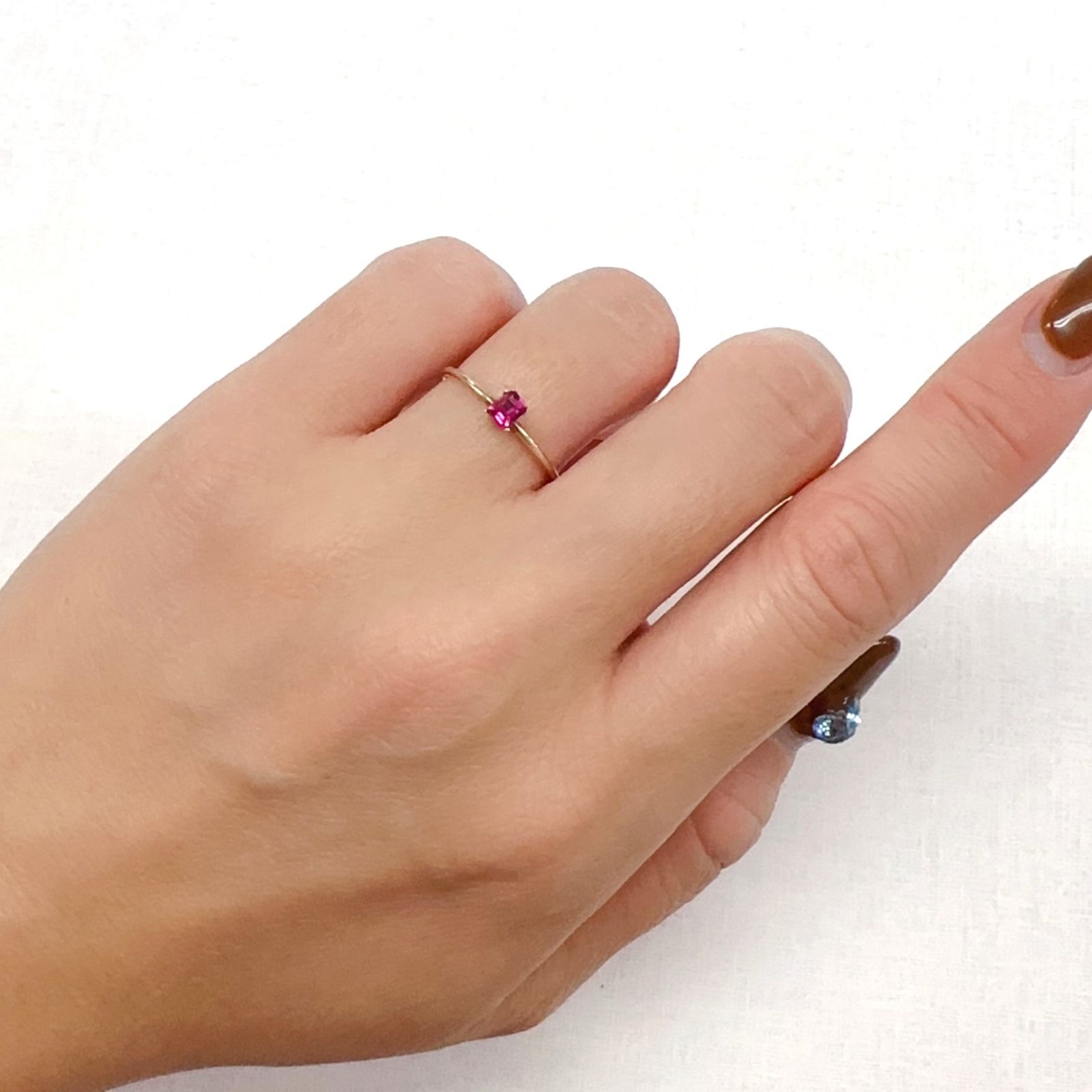 レッドベリル(宝石名レッド・ベリル)アメリカ・ユタ州ワーワーマウンテン産 0.112ct ソ付(彩珠)[231124073]3.4x2.8mm前後