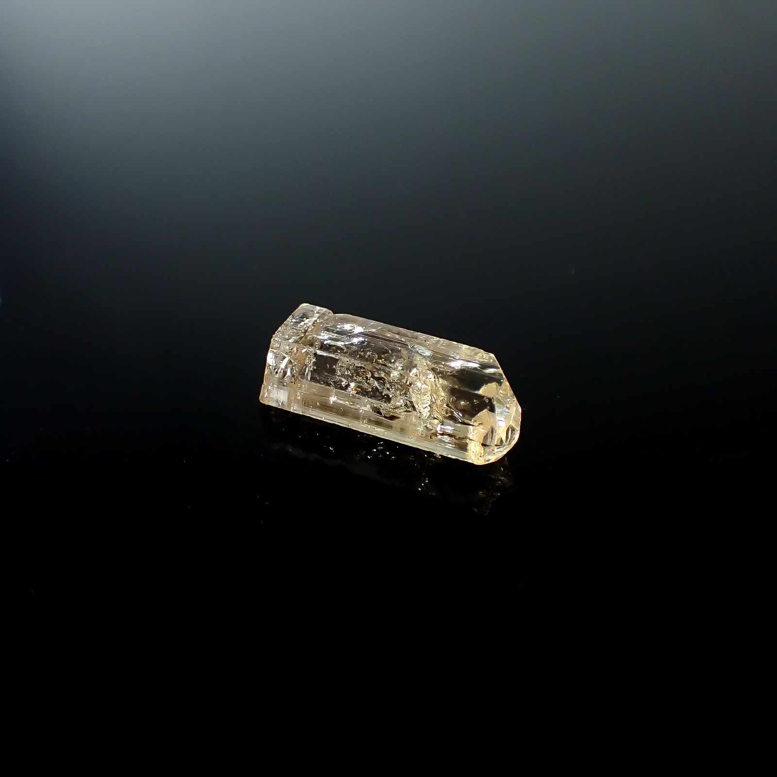 インペリアルトパーズ 原石 ザンビア産 5.31ct / 16.3x7mm前後 [250730940]