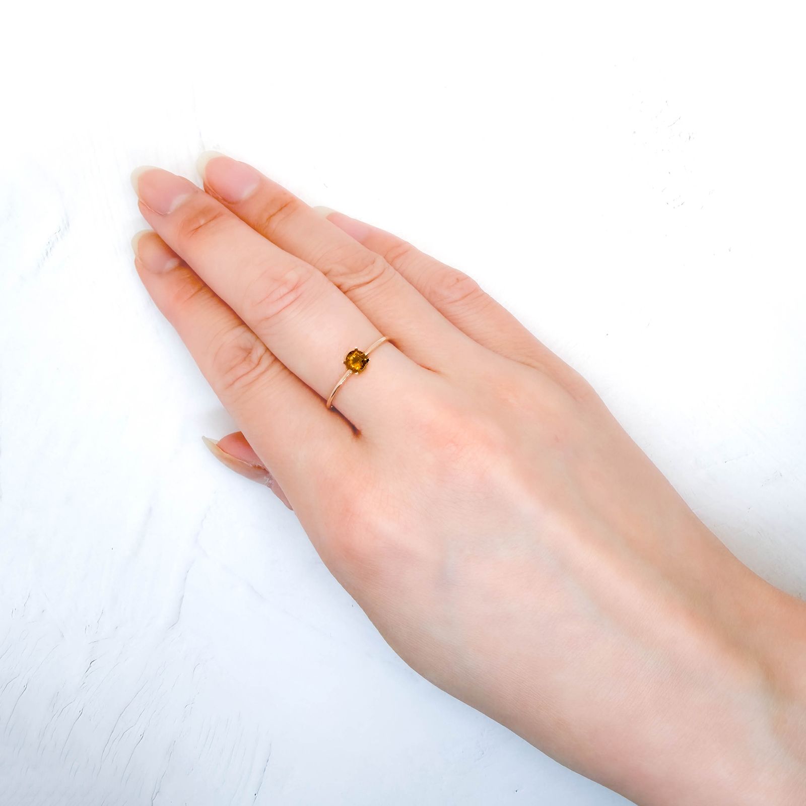 ゴールデンアイオライト(宝石名コーディエライト)マダガスカル産 識別済 0.21ct / 4.1x4mm前後 [260532198]