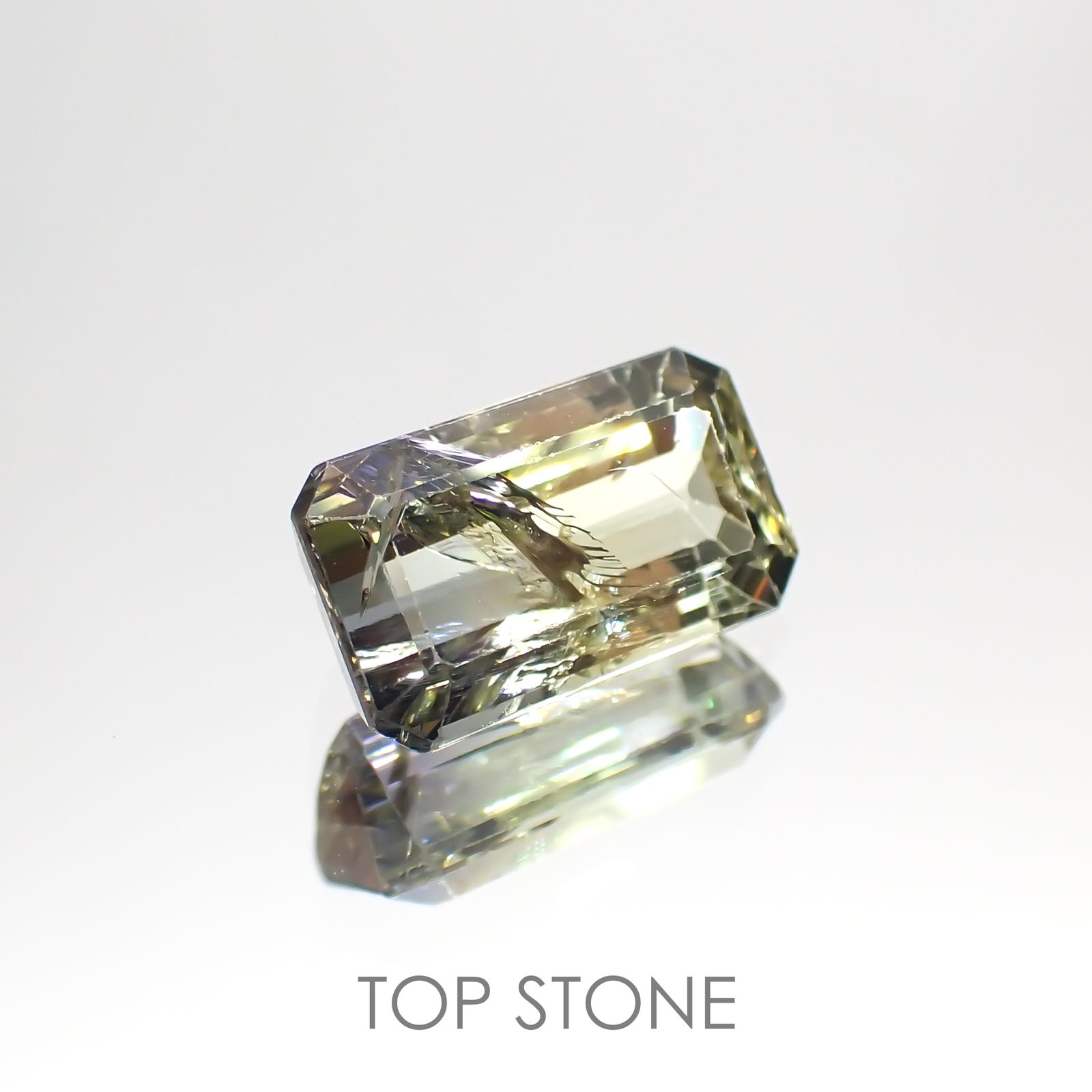 バイカラータンザナイト(宝石名バイカラー・ゾイサイト) タンザニア産 2.196ct ソ付(彩珠)[210410779]9.5×5.6mm前後