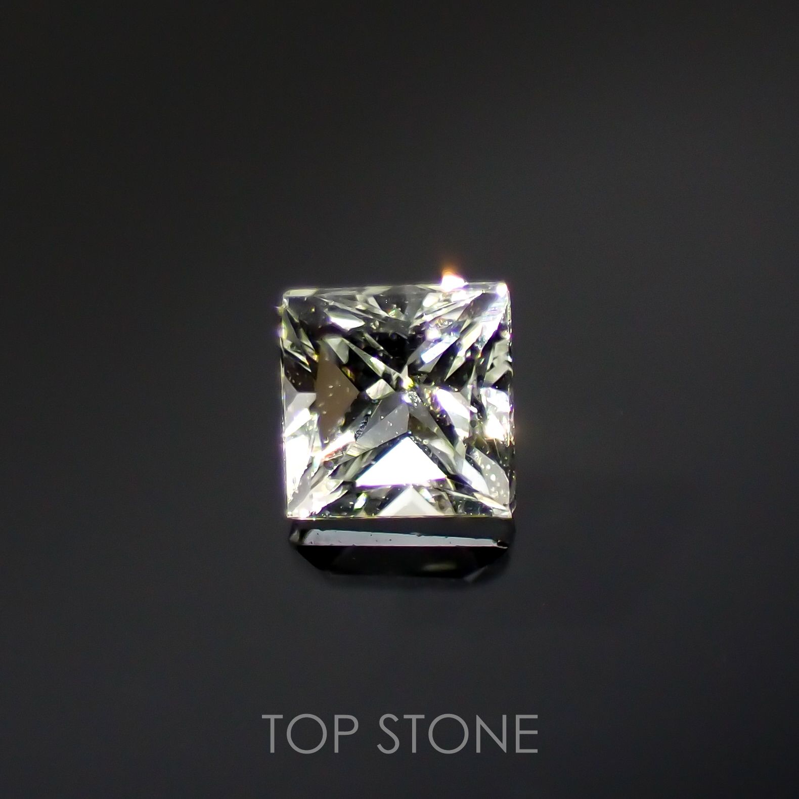 ◇プリンセスカット◇リューコガーネット(宝石名ホワイト グロッシュラー・ガーネット)ビルマ産 0.13ct 識別済[220115448]2.4x2.5mm前後