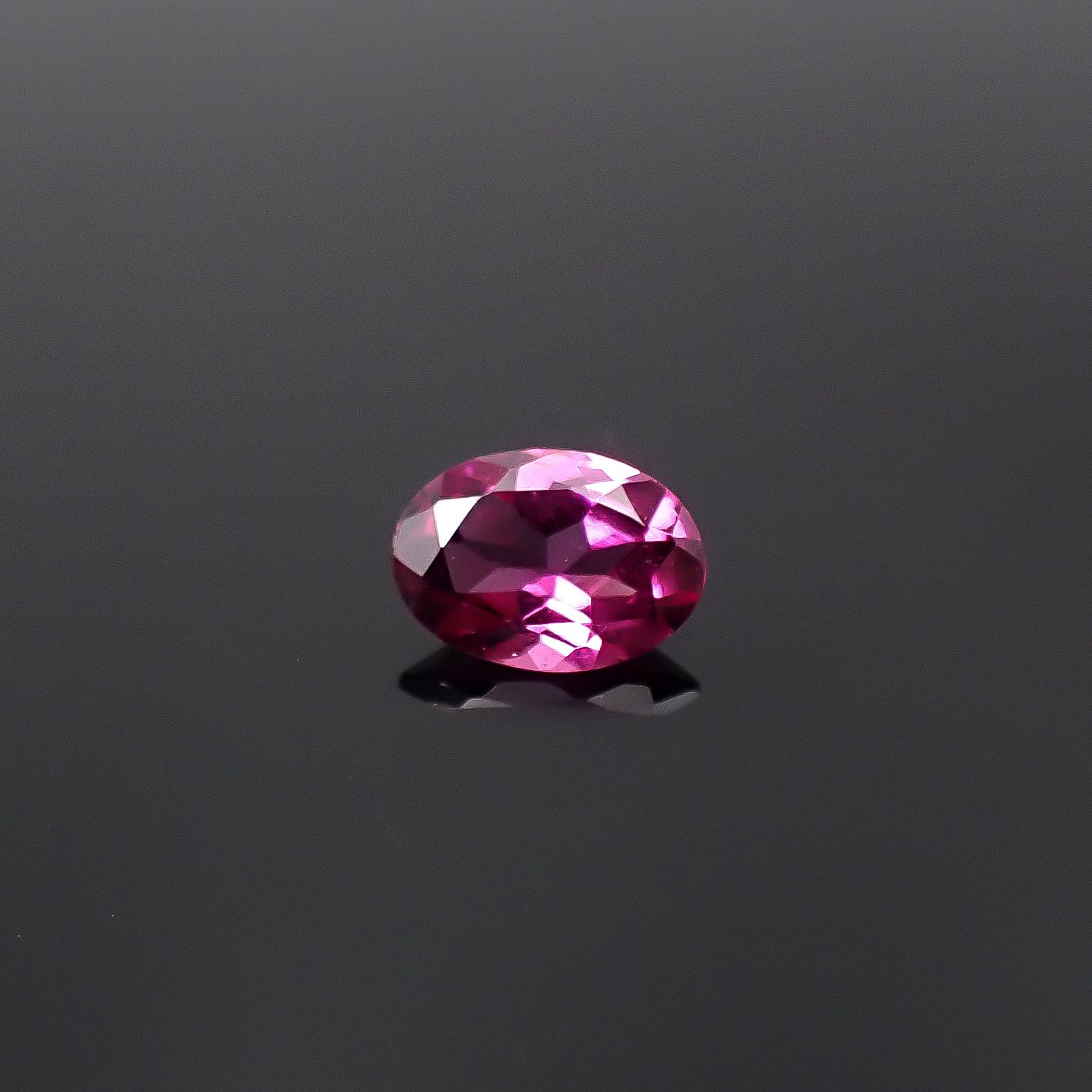 ロードライトガーネット(宝石名ロードライト・ガーネット)ブラジル産 識別済 0.77ct / 7x5mm前後 [251231410]