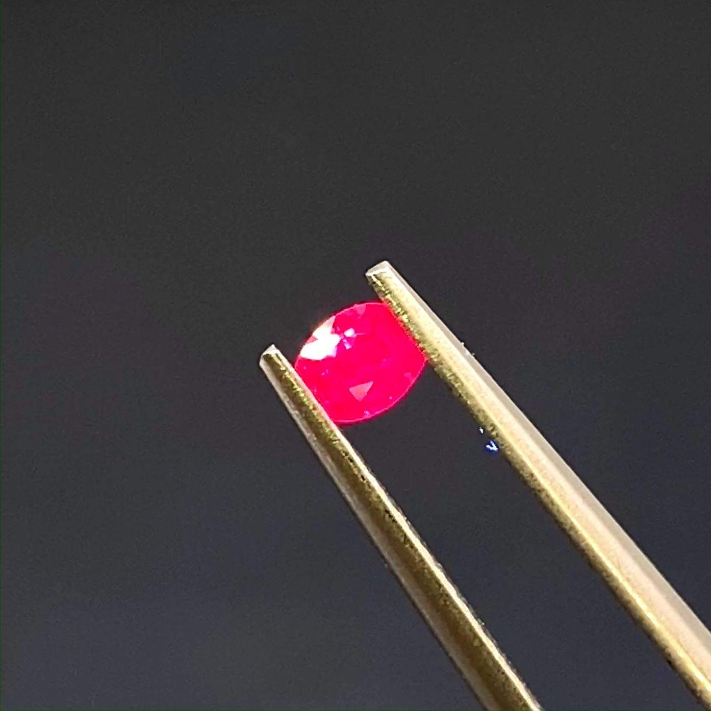 ルビー モザンビーク/ビルマ産 0.17ct / 2.9x2.7mm前後 [220616212