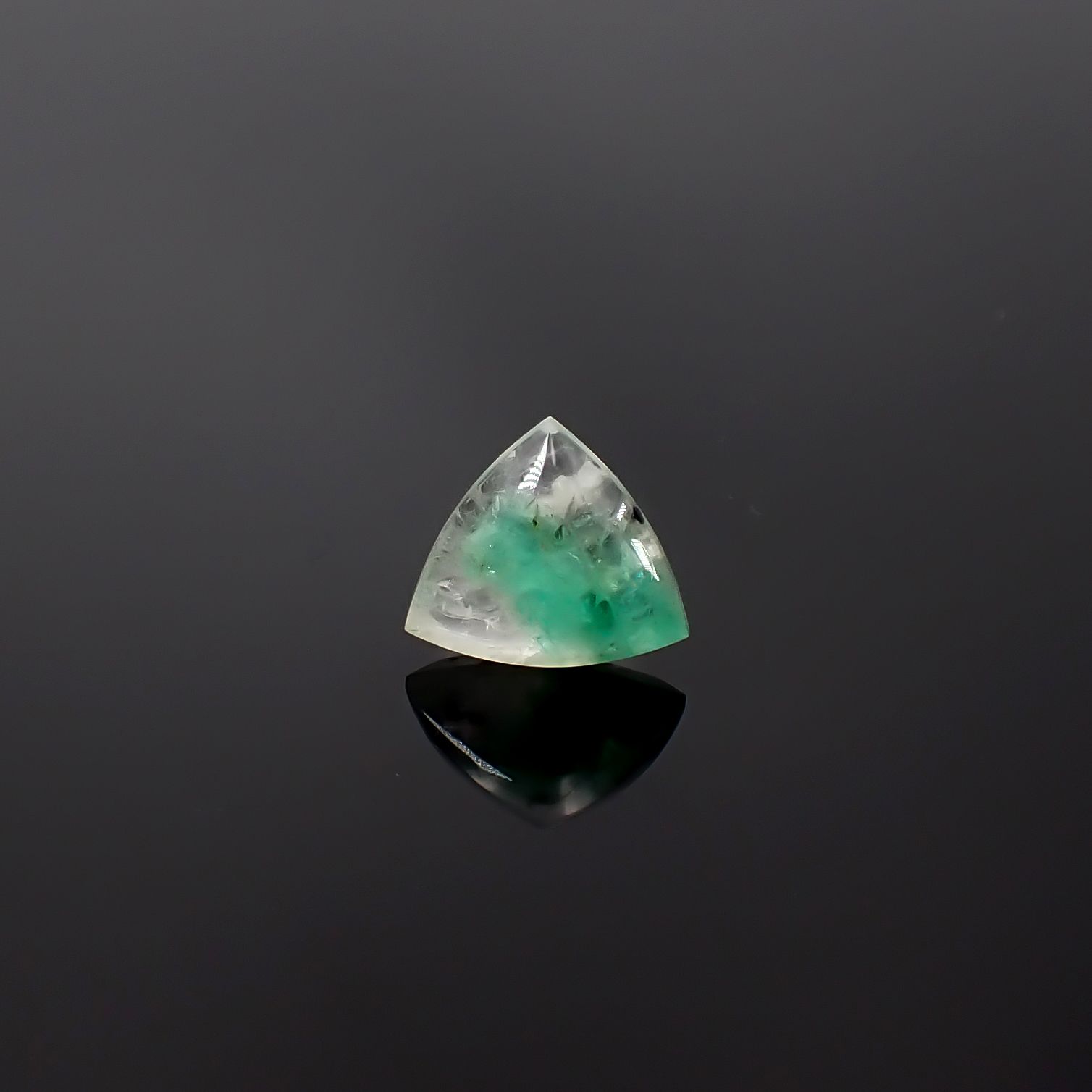 エメラルドインクォーツ ブラジル産 5.93ct / 12.6x14.1mm前後 [260432030]
