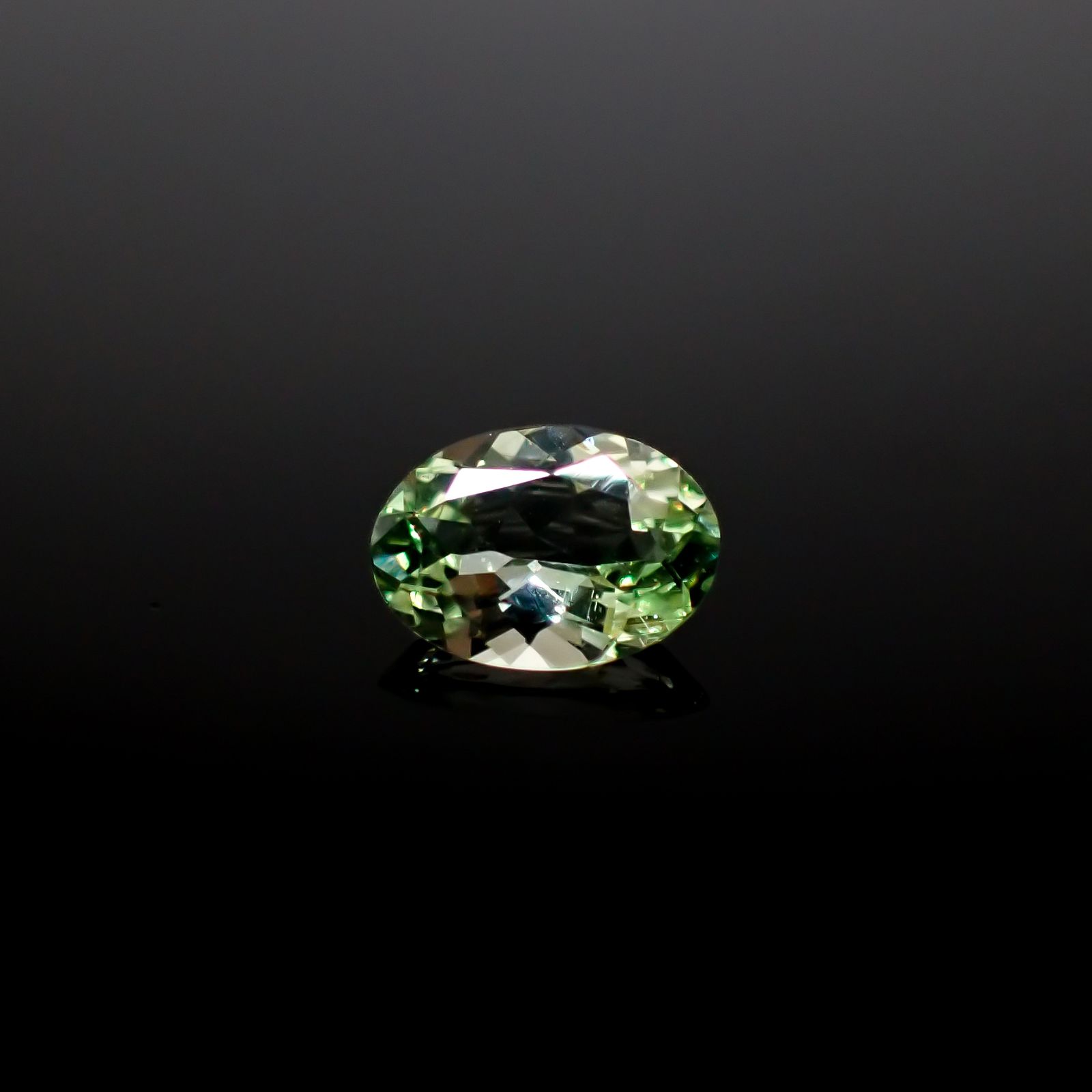 ミントガーネット(宝石名ガーネット)タンザニア産 0.65ct 識別済[241229612]6.8x4.7mm前後