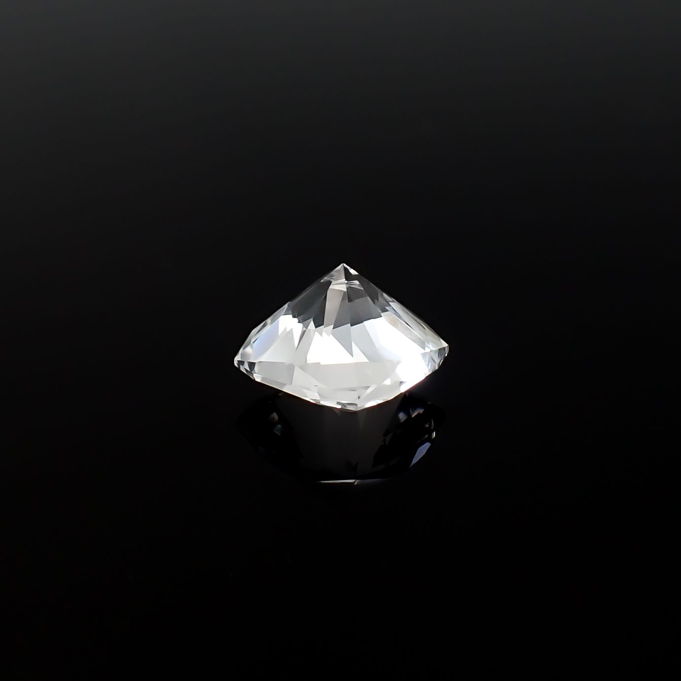 ◇カスタムカット◇日本水晶 宮崎県上八重産 2.34ct / 8.1x8mm前後 [260632422]