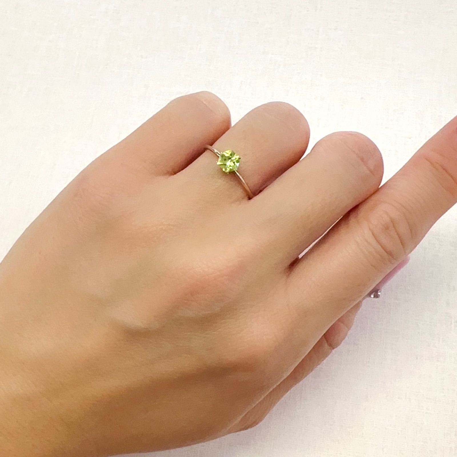 ◇ヘキサゴンカット◇スフェーン(宝石名スフェーン)マダガスカル産 0.56ct 識別済[231224438]4.8x4.8mm前後