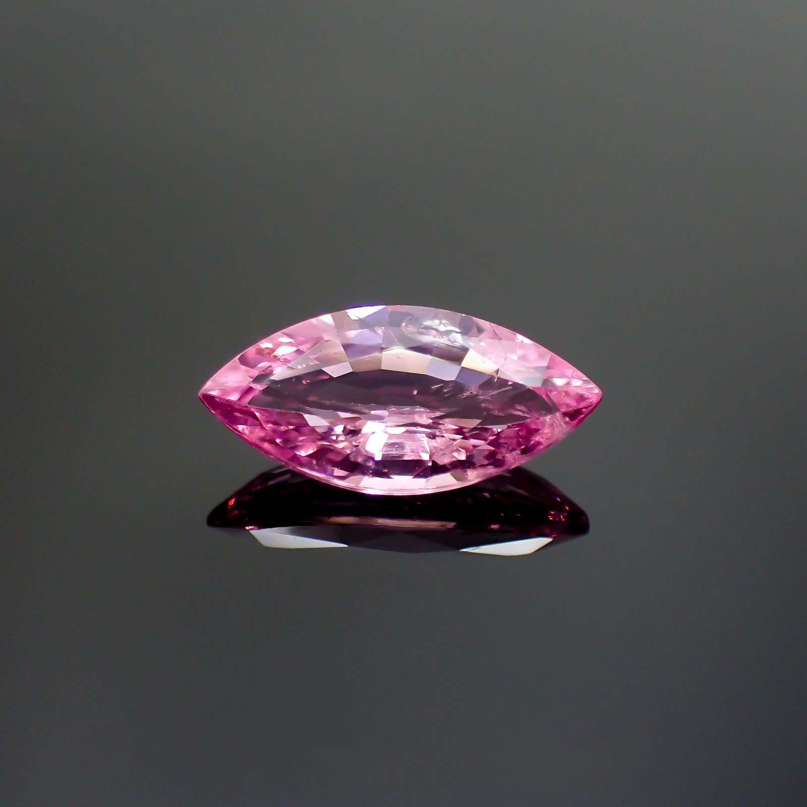 ピンクスピネル(宝石名ピンク・スピネル)タンザニア産 1.181ct ソ付(彩珠)[230722570]10.4x5mm前後