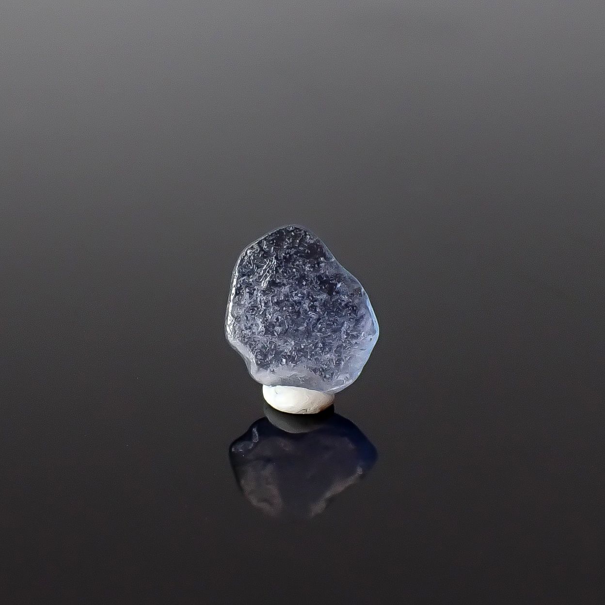 ヨーゴサファイア原石 アメリカ・モンタナ州ヨーゴ渓谷産 0.27ct / 6x5mm前後 [260431989]