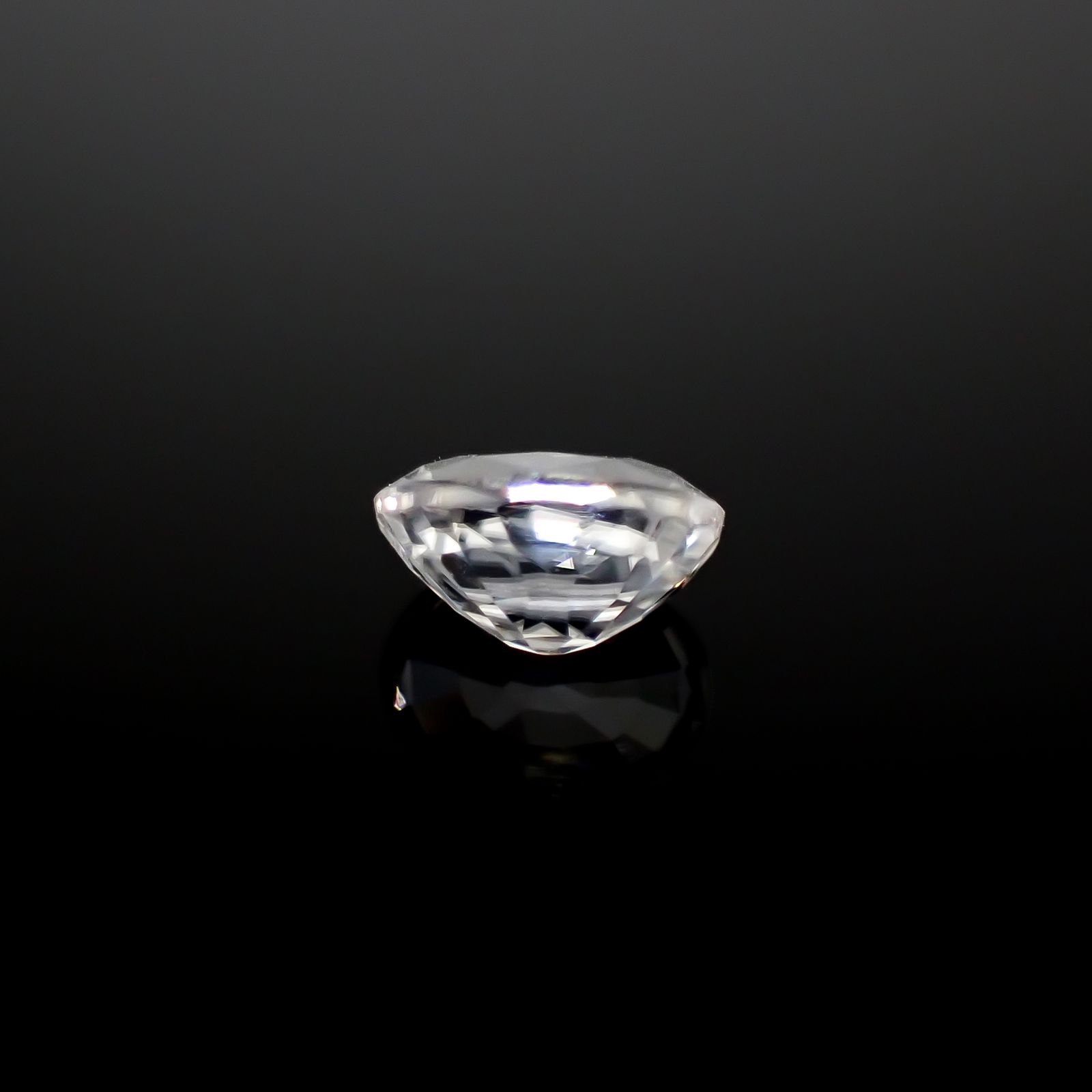 カラーレスジルコン(宝石名ジルコン)スリランカ/カンボジア産 0.94ct 識別済[240928895]6.2x4.2mm前後