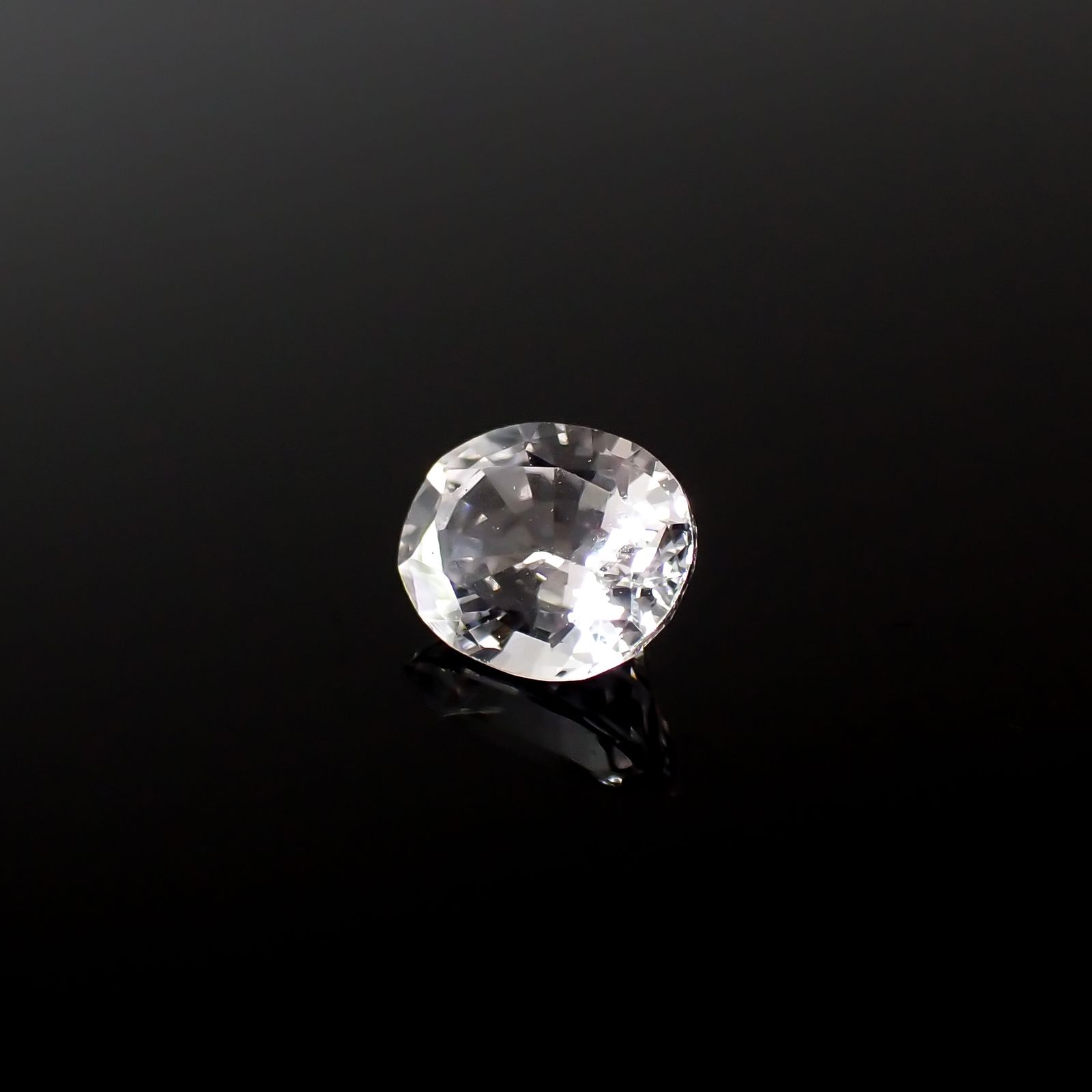 カラーレスサファイア スリランカ産 0.45ct[240527480]5.1x4.1mm前後