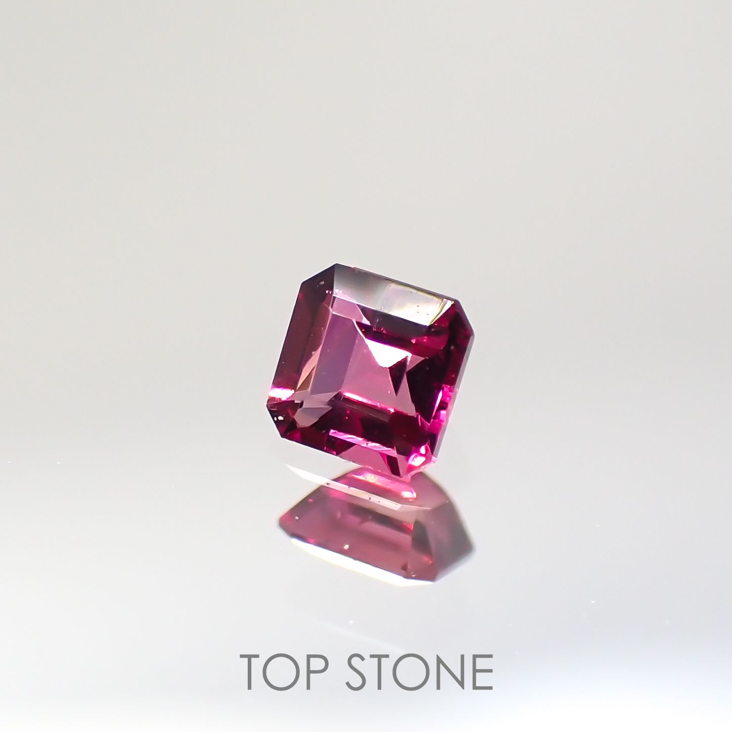 レッドベリル アメリカ・ユタ州産 ルース 0.098ct[210712051]2.8×2.8mm前後