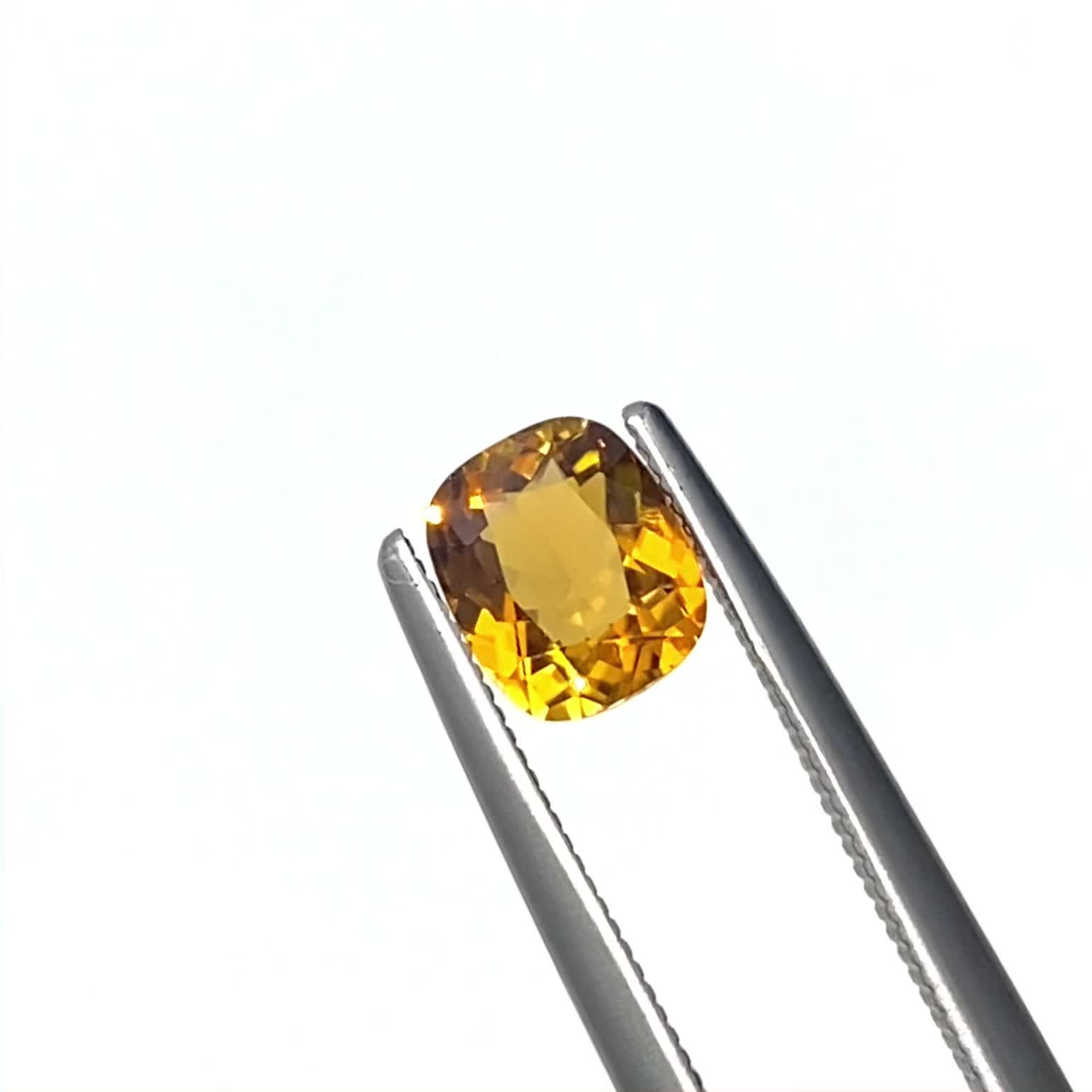 ゴールデントルマリン モザンビーク/コンゴ産 0.72ct / 6.2x5.1mm前後