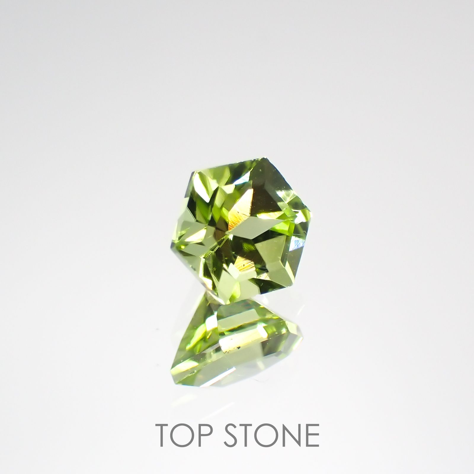 ◇ヘキサゴンカット◇ペリドット(宝石名ペリドット) パキスタン産 0.69ct 識別済[210813098]4.9×4.8mm前後