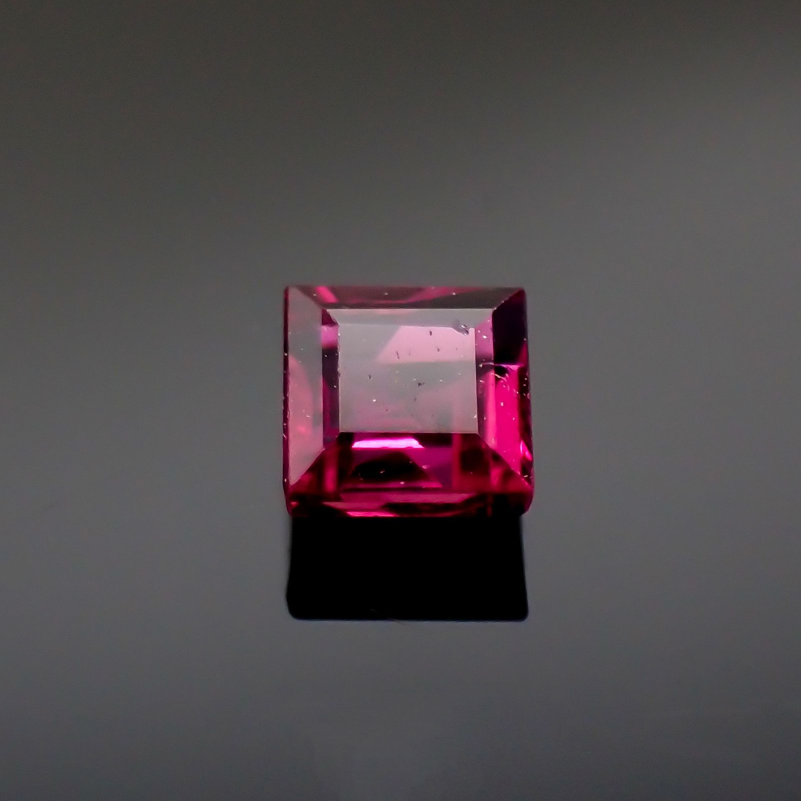 ルビー タイ/ビルマ産 0.21ct[220616361]2.9x2.8mm前後
