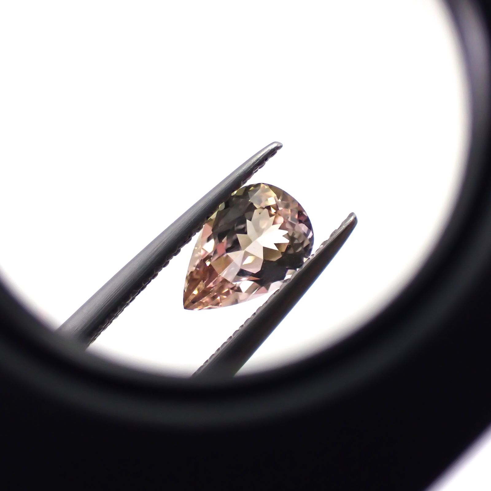 ピンクゾイサイト(宝石名ピンク・ゾイサイト)タンザニア産 0.972ct ソ付(彩珠)[241129500]8.1x5.4mm前後