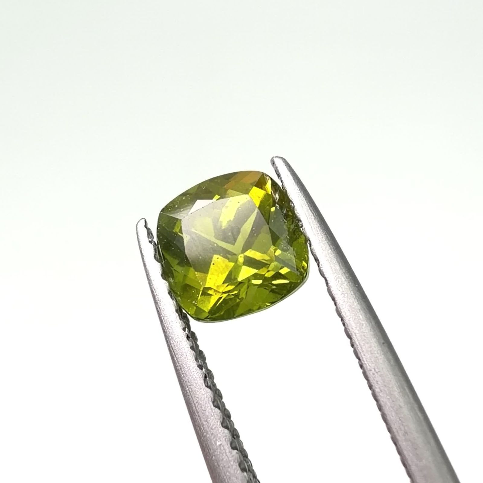 石 ベスビアナイト(アイドクレース) ケニア産 1.24ct / 6x5.9mm前後