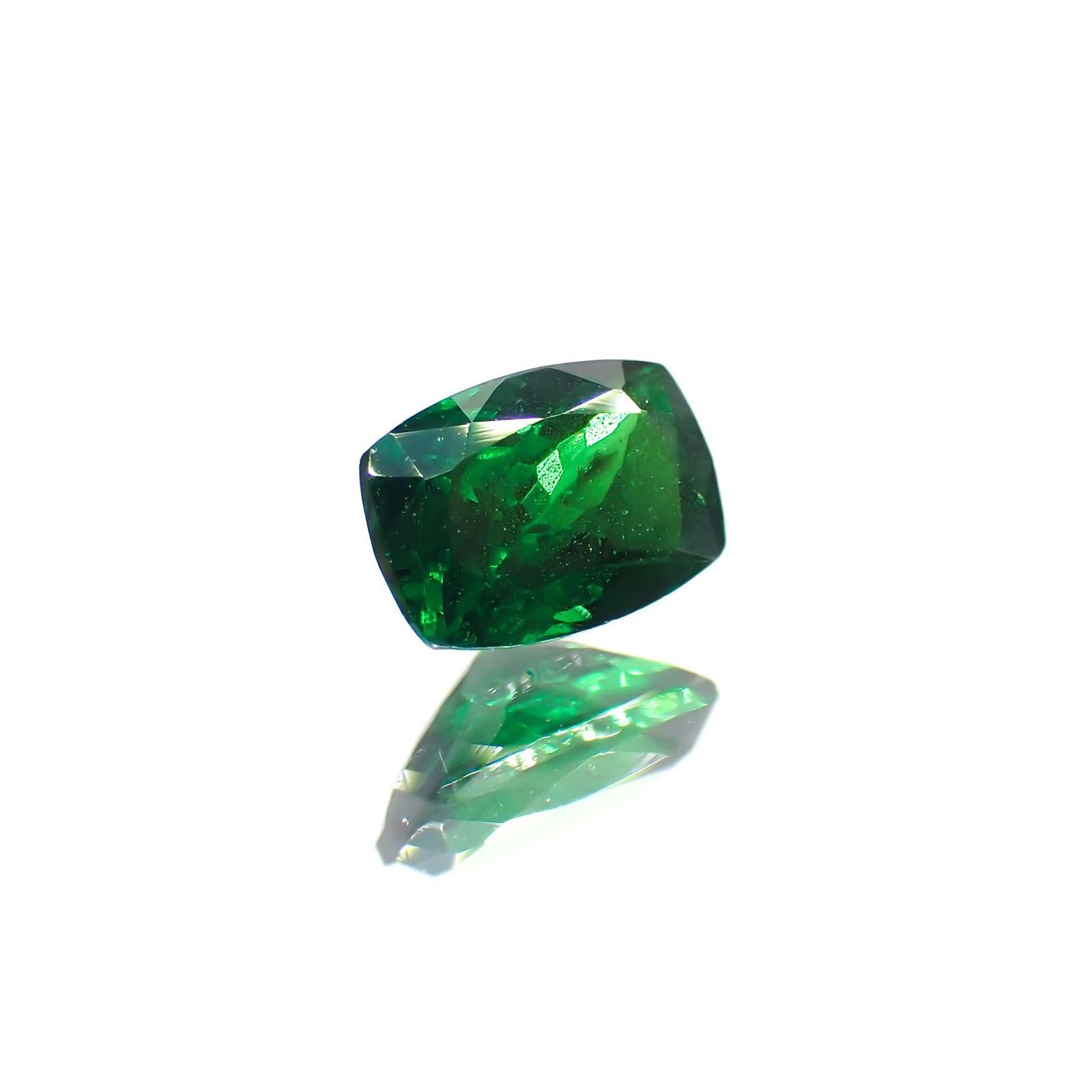 ツァボライト(宝石名グリーン グロッシュラー・ガーネット)タンザニア メレラニ鉱山産 ソ付(彩珠) 0.921ct / 6.6x4.6mm前後 [230622384]