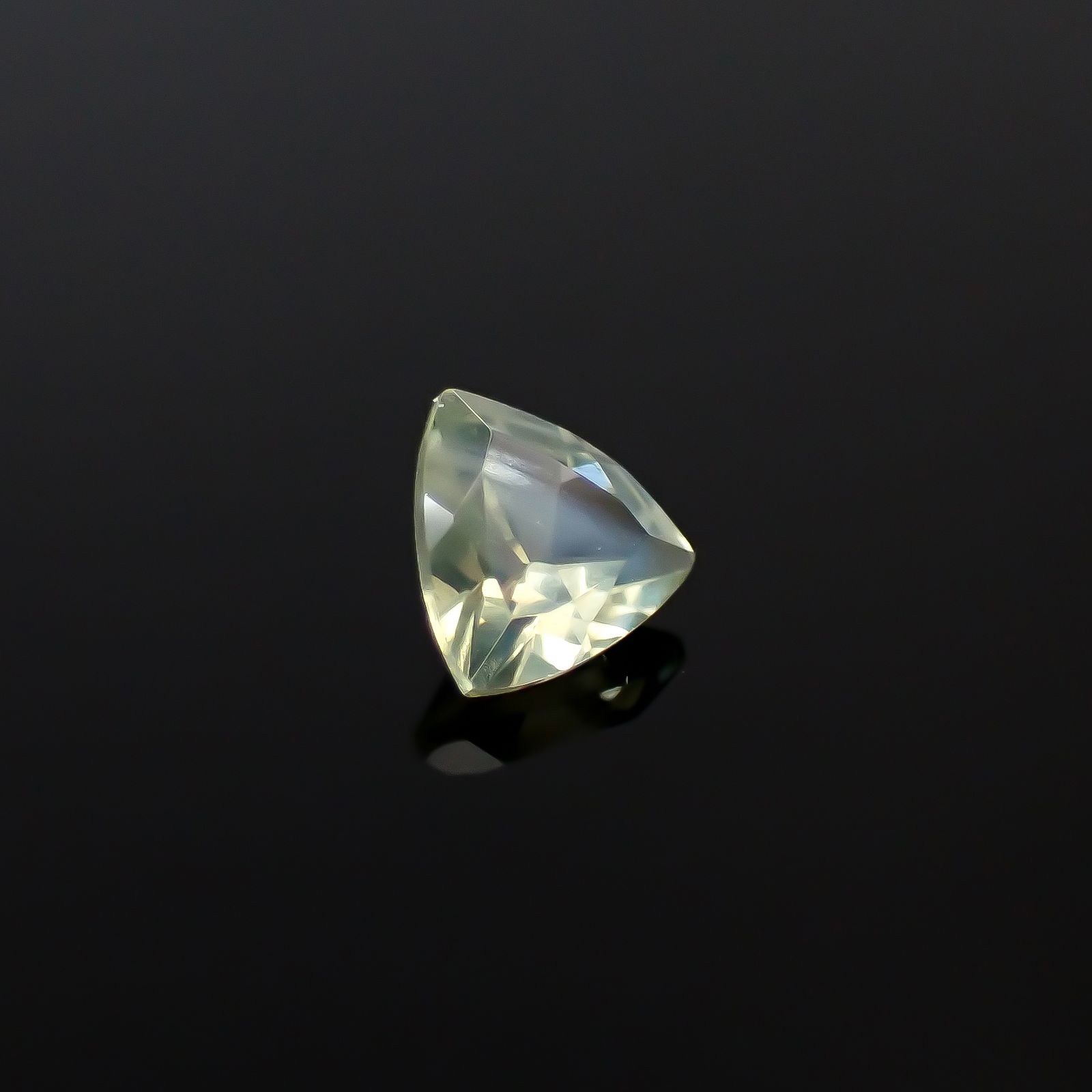 クリソベリルキャッツアイ スリランカ産 0.24ct [250329929]4x3.9mm前後
