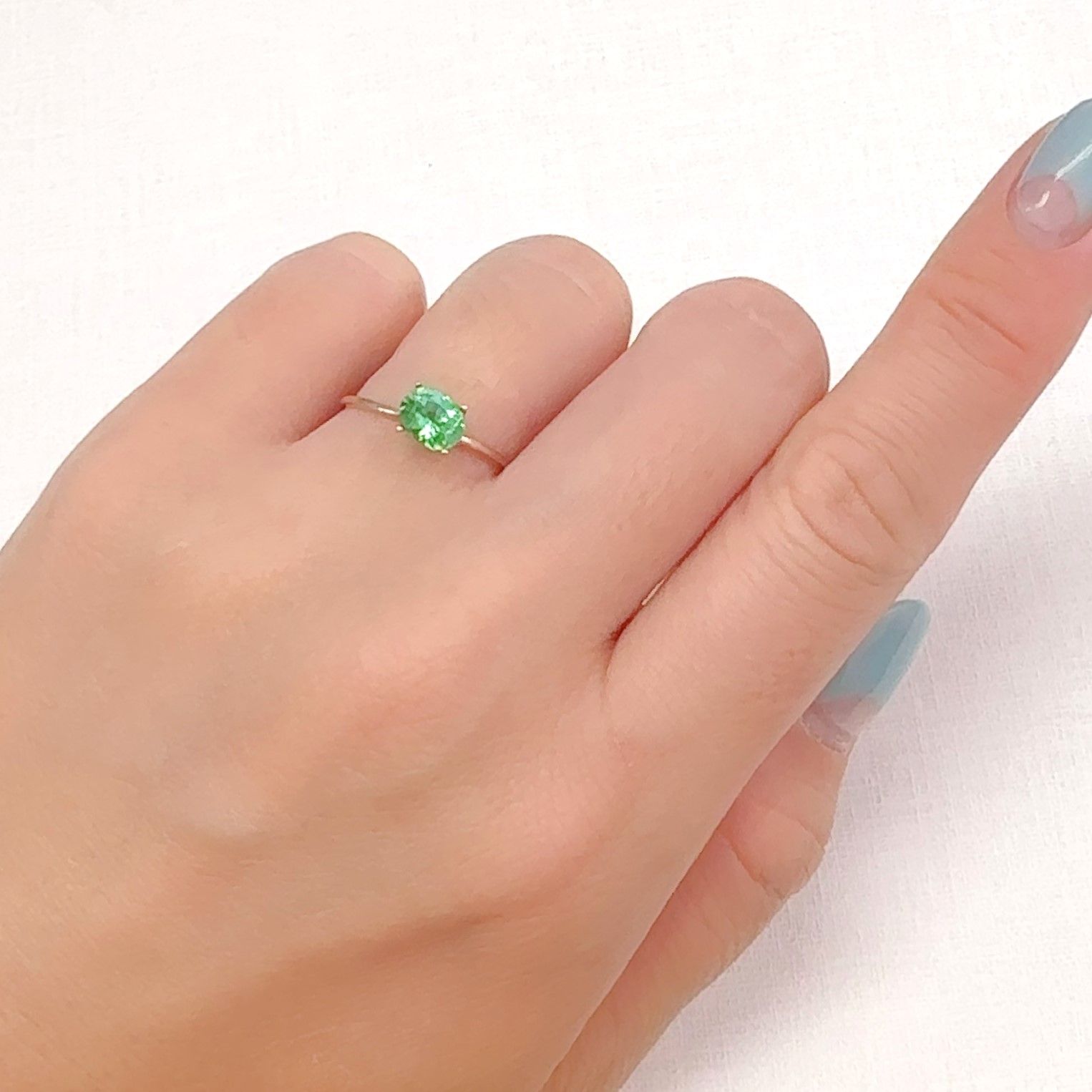 パライバトルマリン ブラジル・パライバ州バターリャ鉱山産 0.71ct[240928731]6.3x5.1mm前後