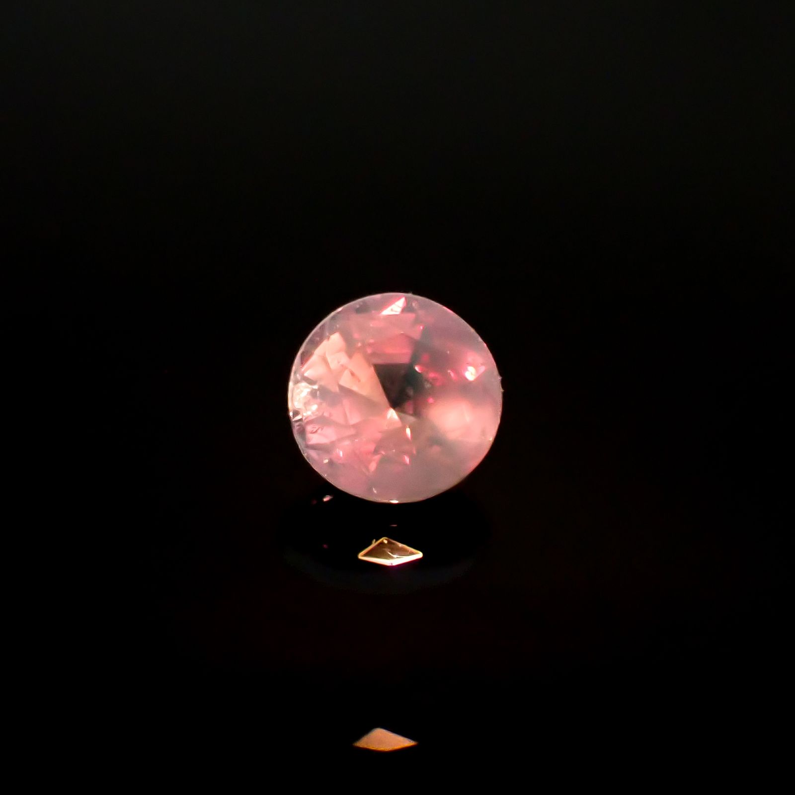 シルキーアレキサンドライト ブラジル・ミナスジェライス州ヘマチタ鉱山産 0.17ct [250129760]3.2x3.2mm前後