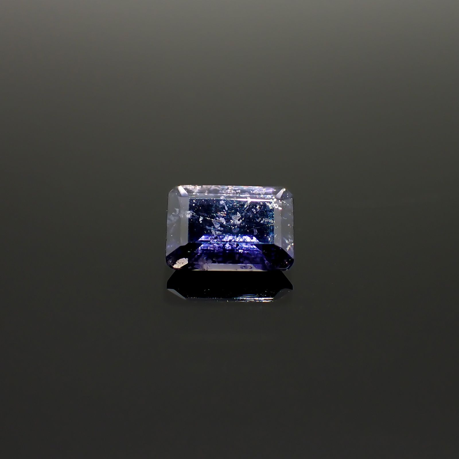 アイオライトサンストーン インド/ブラジル産 0.81ct / 6.9x5mm前後 [260932635]