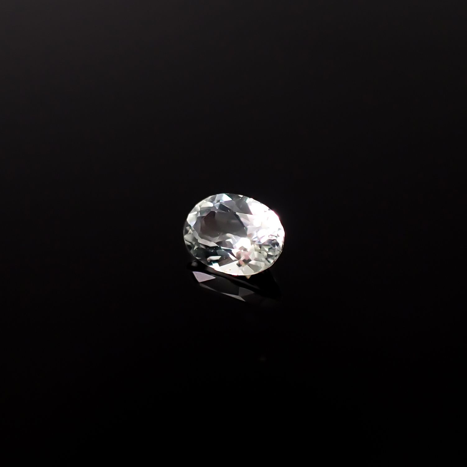 アクロアイト ナイジェリア産 0.24ct / 4.7x3.4mm前後 [251231362]