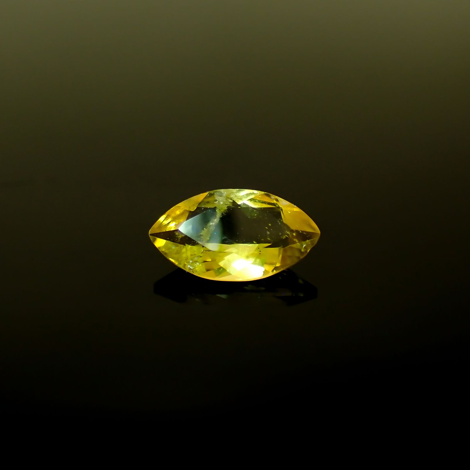 コンドロダイト(宝石名コンドロダイト)タンザニア産 1.069ct ソ付(彩珠)[231225225]9.7x5.4mm前後