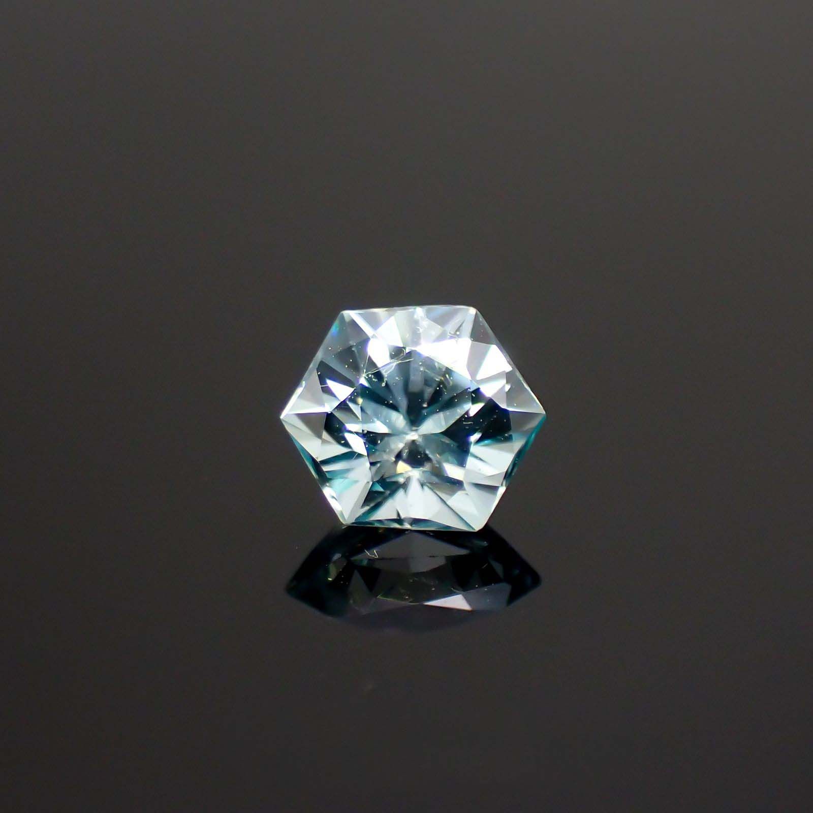 ◇ヘキサゴンカット◇アイスブルージルコン(宝石名ジルコン)カンボジア産 0.79ct 識別済[220716824]4.8x4.8mm前後