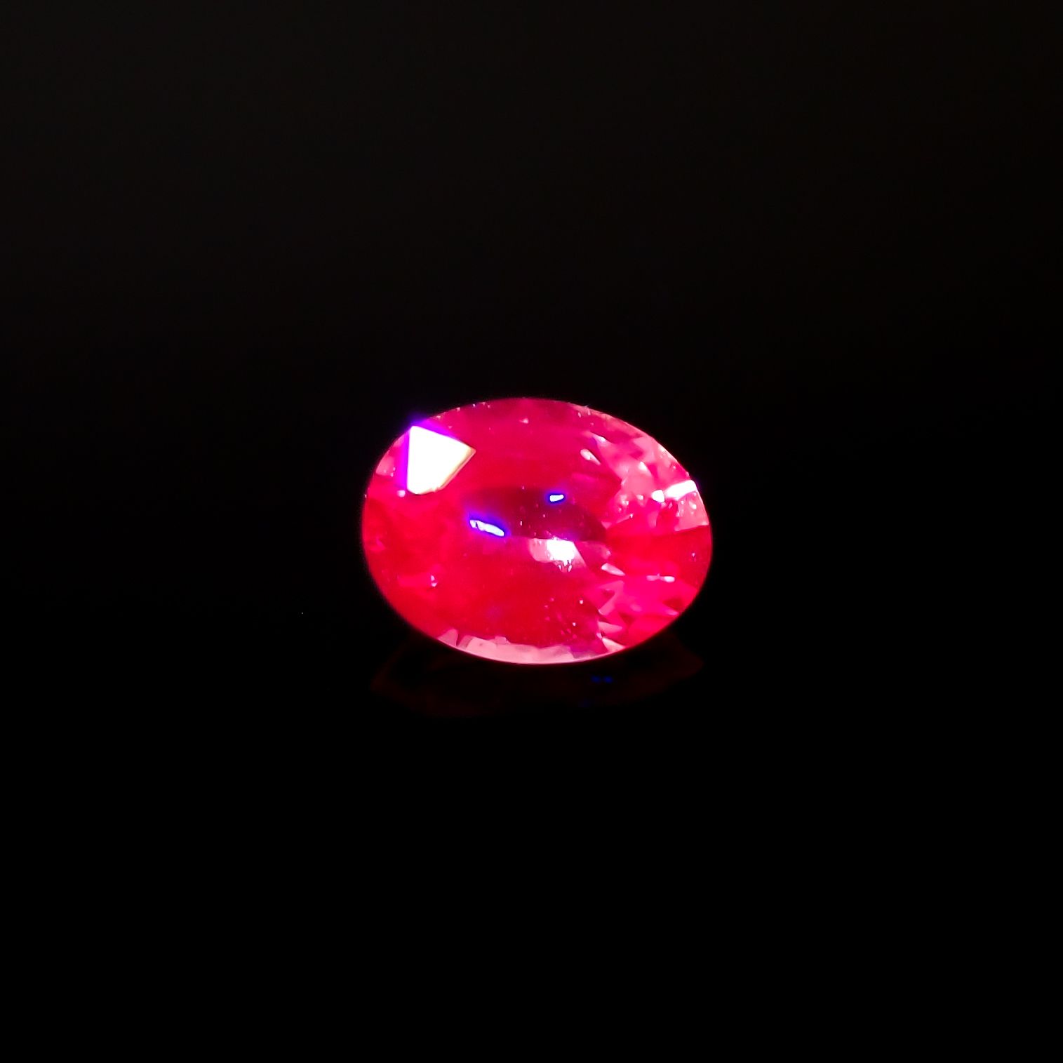 ネオンピンクサファイア スリランカ産 0.18ct[230421525]3.9x2.9mm前後