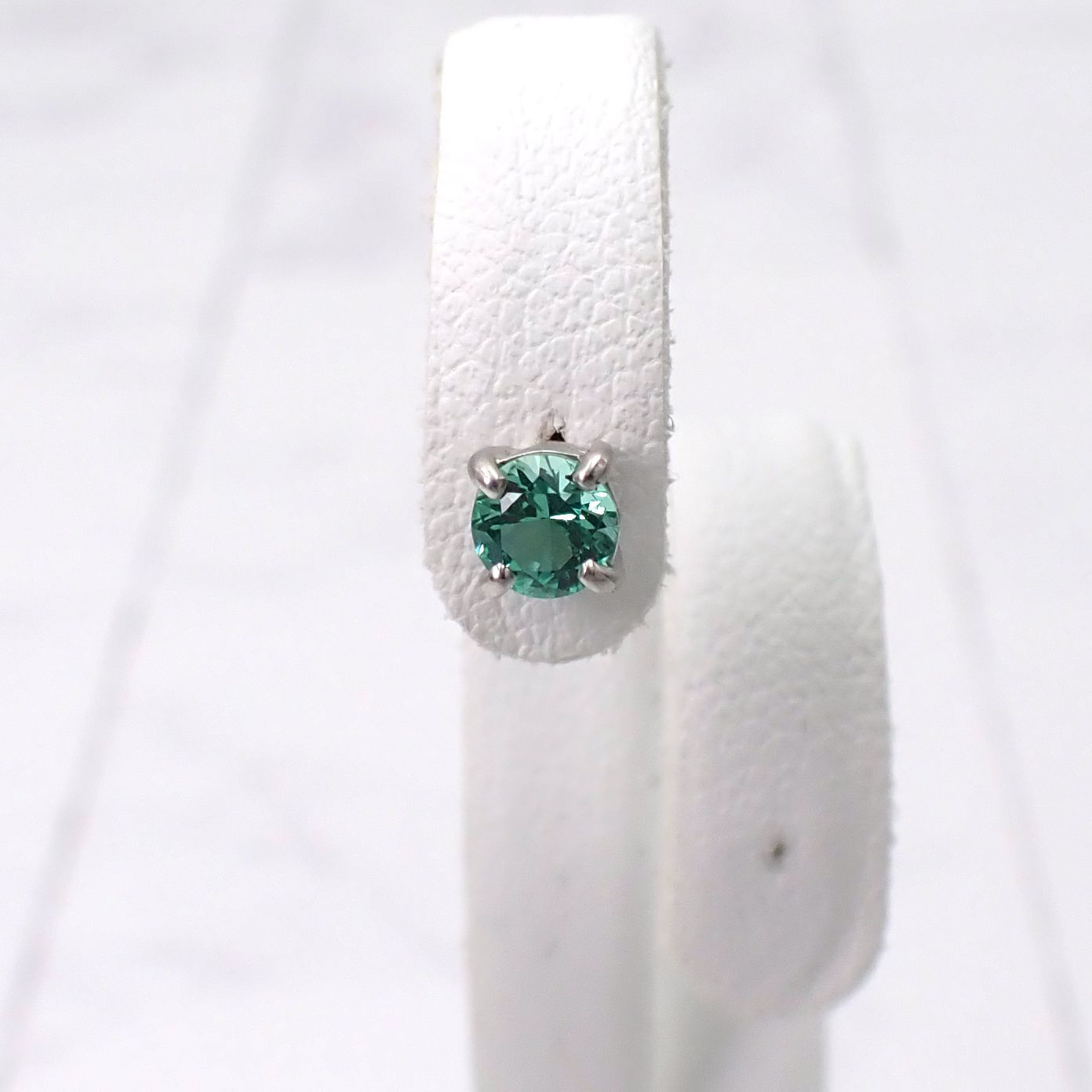 ピアス空枠：石留め▶ノンオイルエメラルド（お客様製作例）