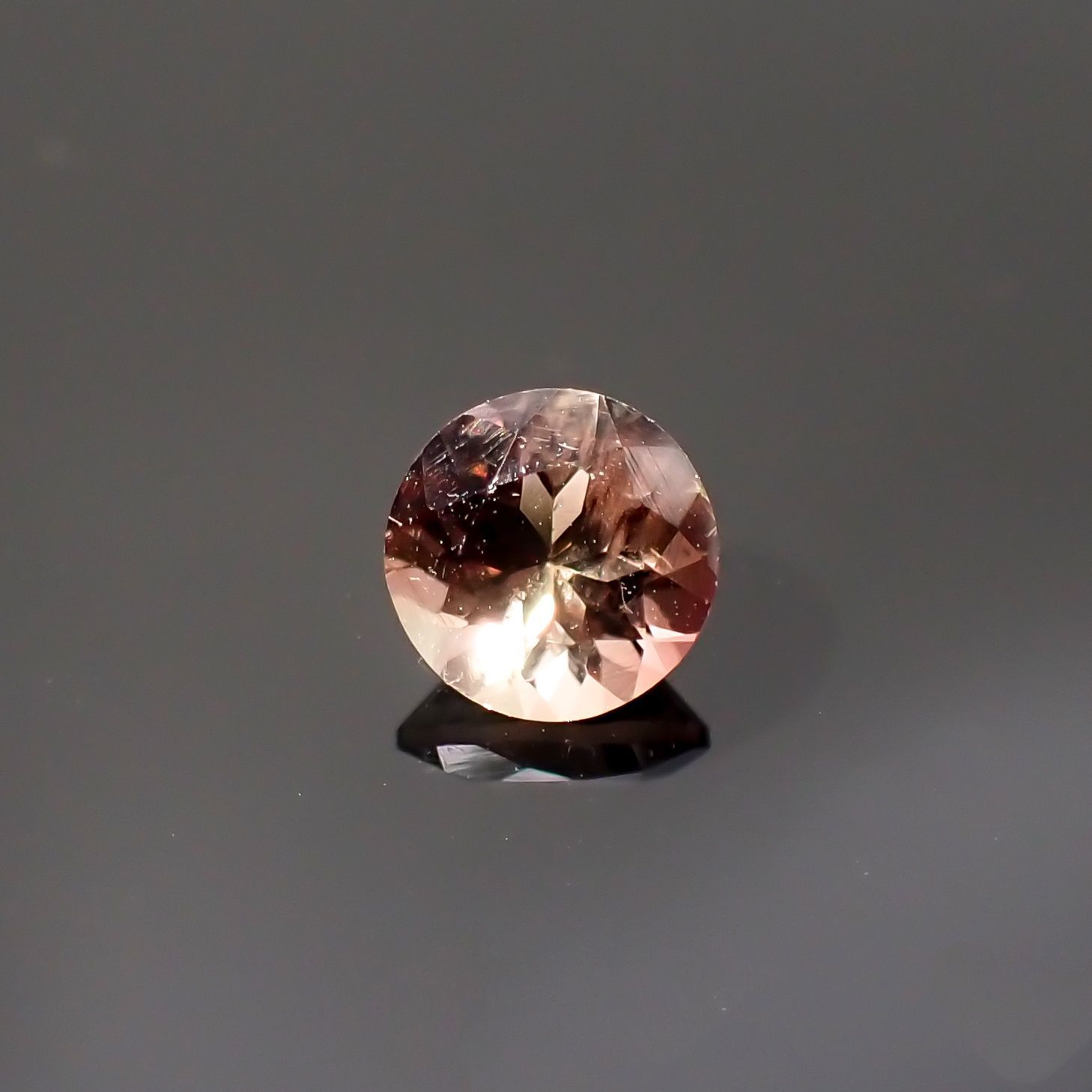 バイカラーオレゴンサンストーン(宝石名ラブラドライト)アメリカ・オレゴン州産 0.73ct 識別済[220114643]6x6mm前後