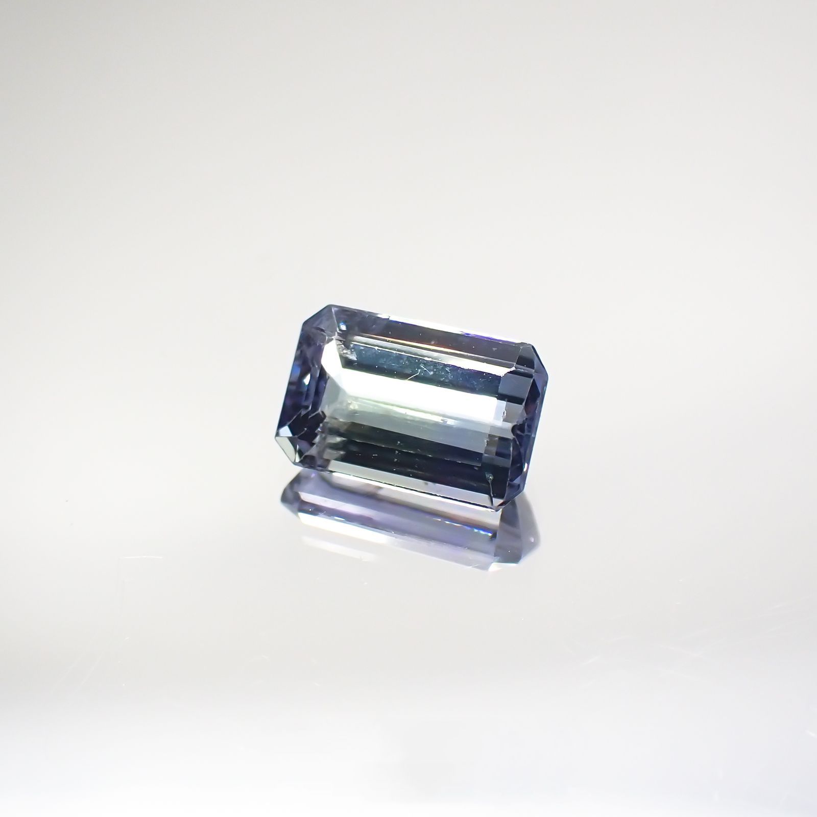 パーティカラータンザナイト(宝石名パーティカラード・ゾイサイト) タンザニア産 0.929ct ソ付(彩珠)[210711849]7×4.5mm前後