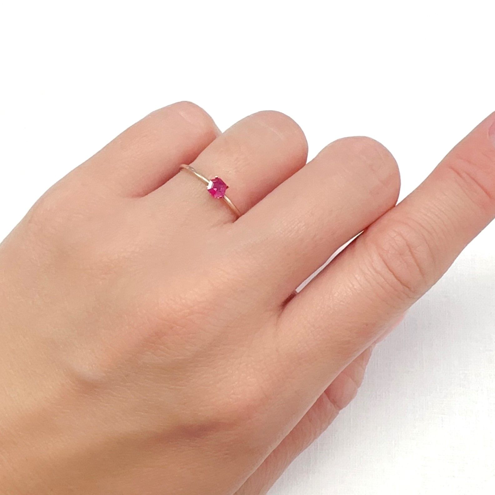 ◇ヘキサゴンカット◇ルビー 非加熱 モザンビーク産 0.20ct[240427108]3.5x3.5mm前後