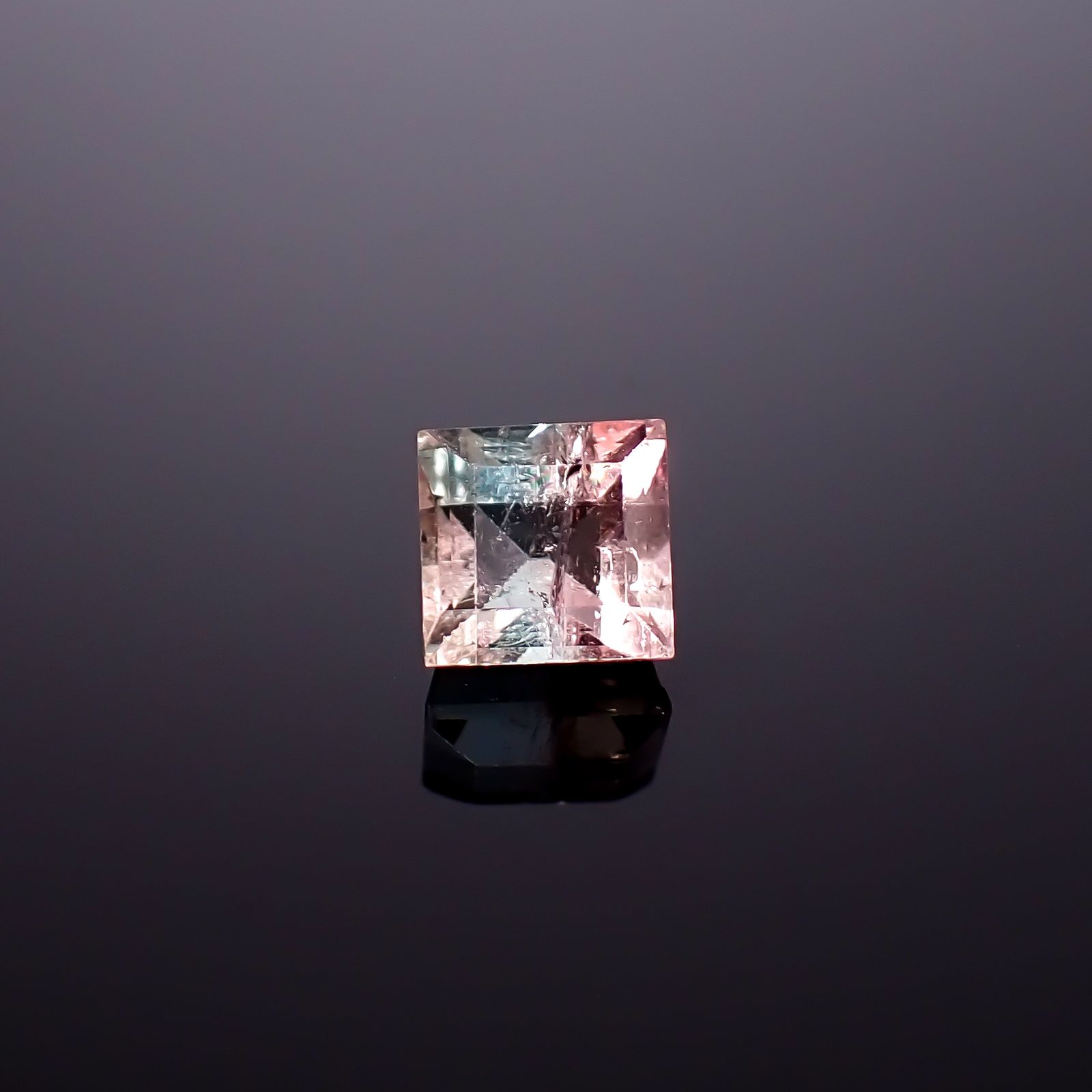 バイカラートルマリン アフガニスタン/ブラジル産 1.63ct / 6.2x6mm前後 [260932769]