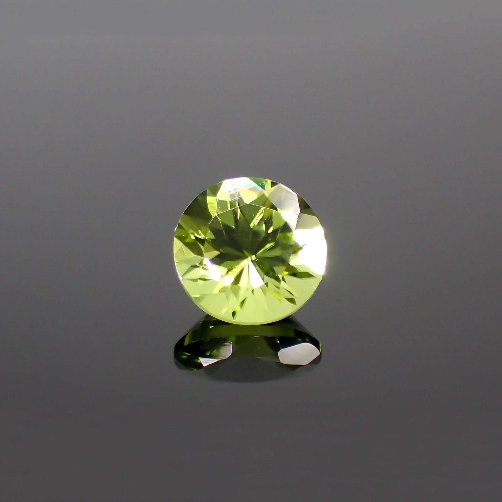 ペリドット(宝石名ペリドット) パキスタン産 識別済 1.13ct / 6.4x6.4mm前後 [210813074]