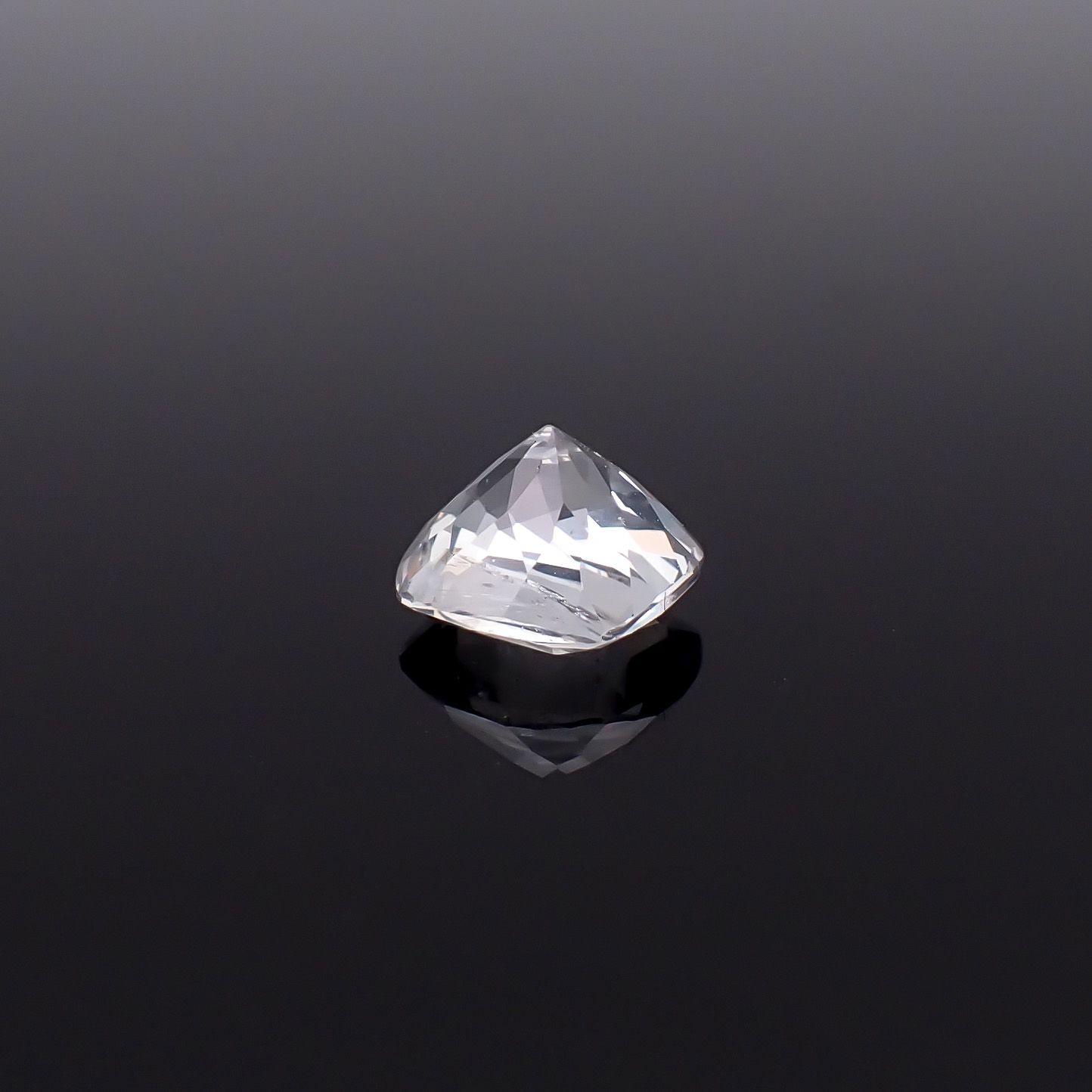 シルバーアパタイト フルオレッセンス アフリカ産 識別済 1.41ct / 6.8x6.4mm前後 [260632515]