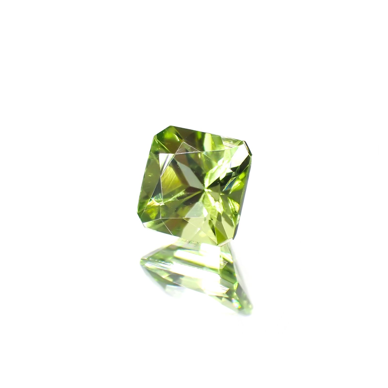 ペリドット(宝石名ペリドット) パキスタン産 識別済 0.81ct / 5.1x5.1mm前後 [260713486]